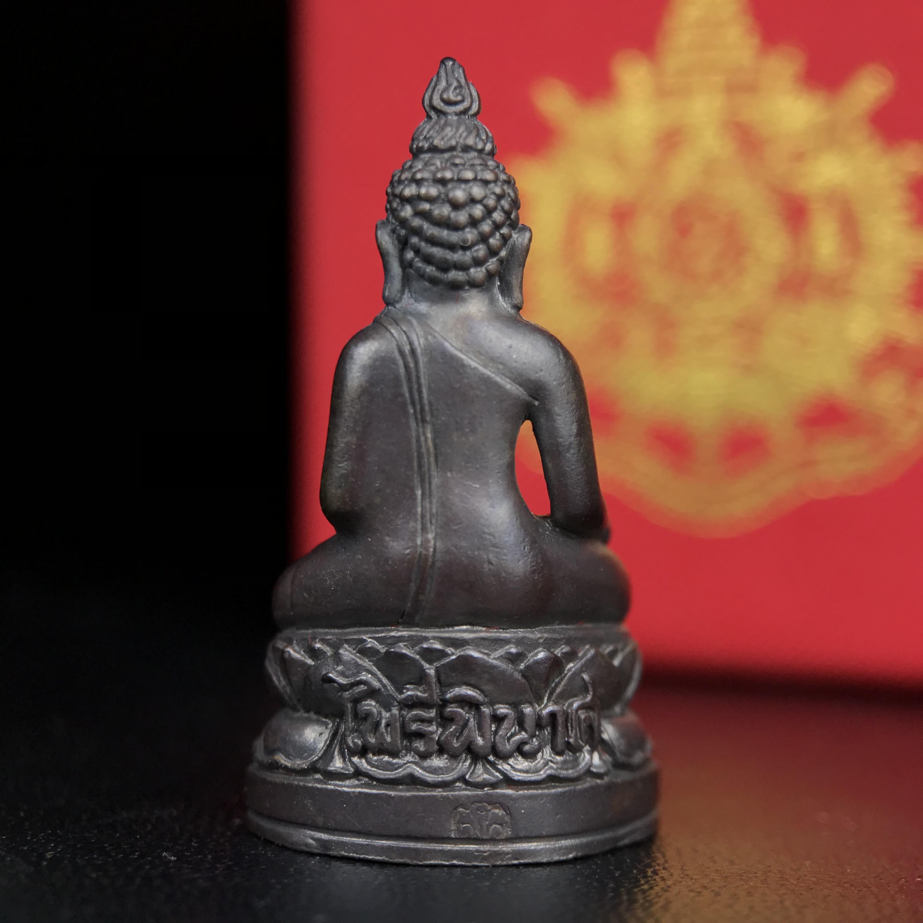 พระกริ่งไพรีพินาศ บรรจุเหล็กไหล ครั้งแรกและครั้งเดียวในประวัติศาสตร์ เฉลิมพระเกียรติ พระบาทสมเด็จพระเจ้าอยู่หัวรัชกาลที่9 พระชนมพรรษา 6 รอบ ปี2542 เนื้อนวโลหะผสมทองคำ(บรรจุเหล็กไหล)ดีนอก-ดีใน พิธีใหญ่ มวลสารเด่น (หายาก)