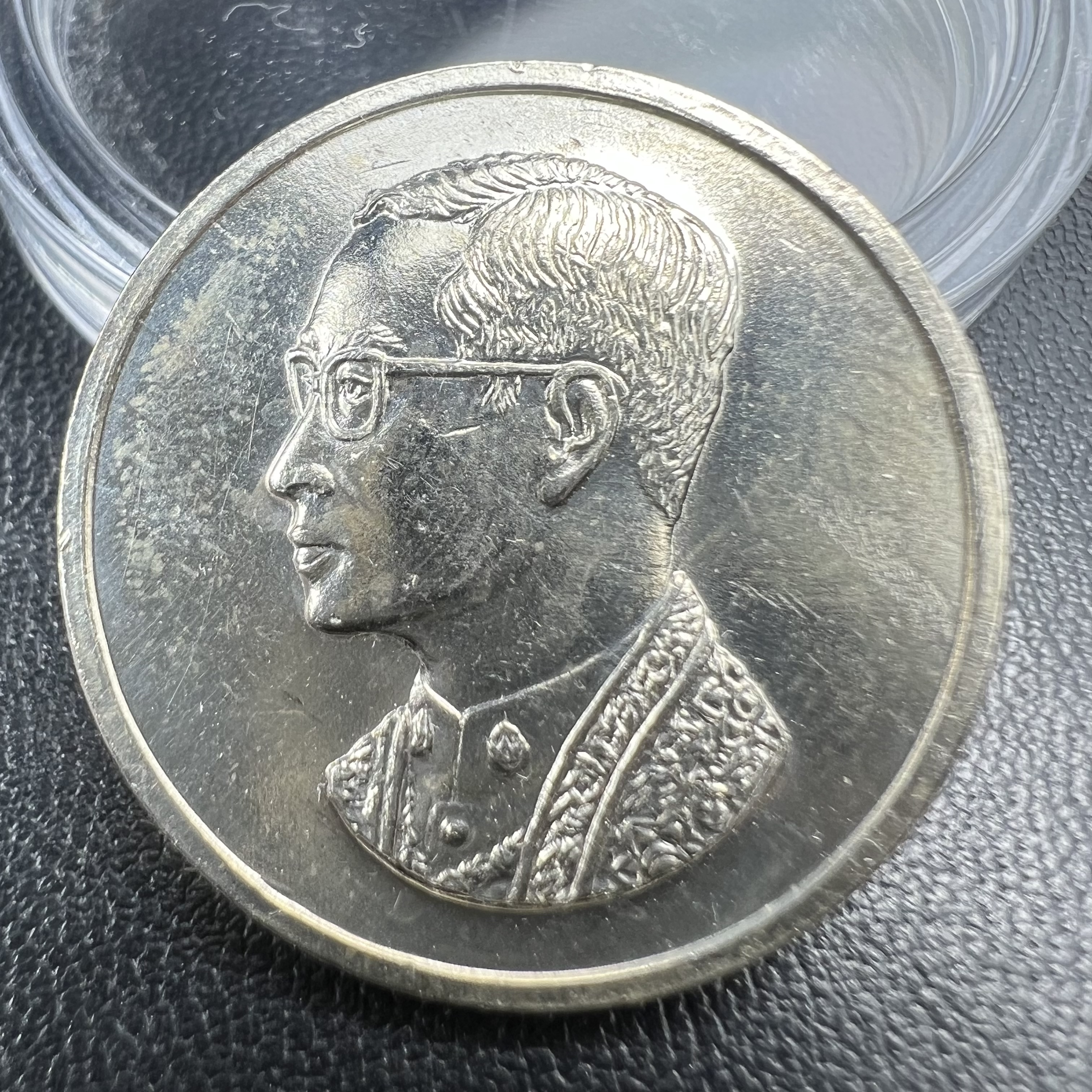 เหรียญพระบรมรูปคุ้มเกล้า รพ.ภูมิพล ปี2522 เนื้อเงิน พิมพ์ใหญ่(บล็อกขนนกหนึ่งเส้น)หายากนิยม คัดสภาพสวย(ในหลวงรัชกาลที่9 ทรงจุดไฟพระฤกษ์และเททอง พิธีใหญ่)ยอดนิยม