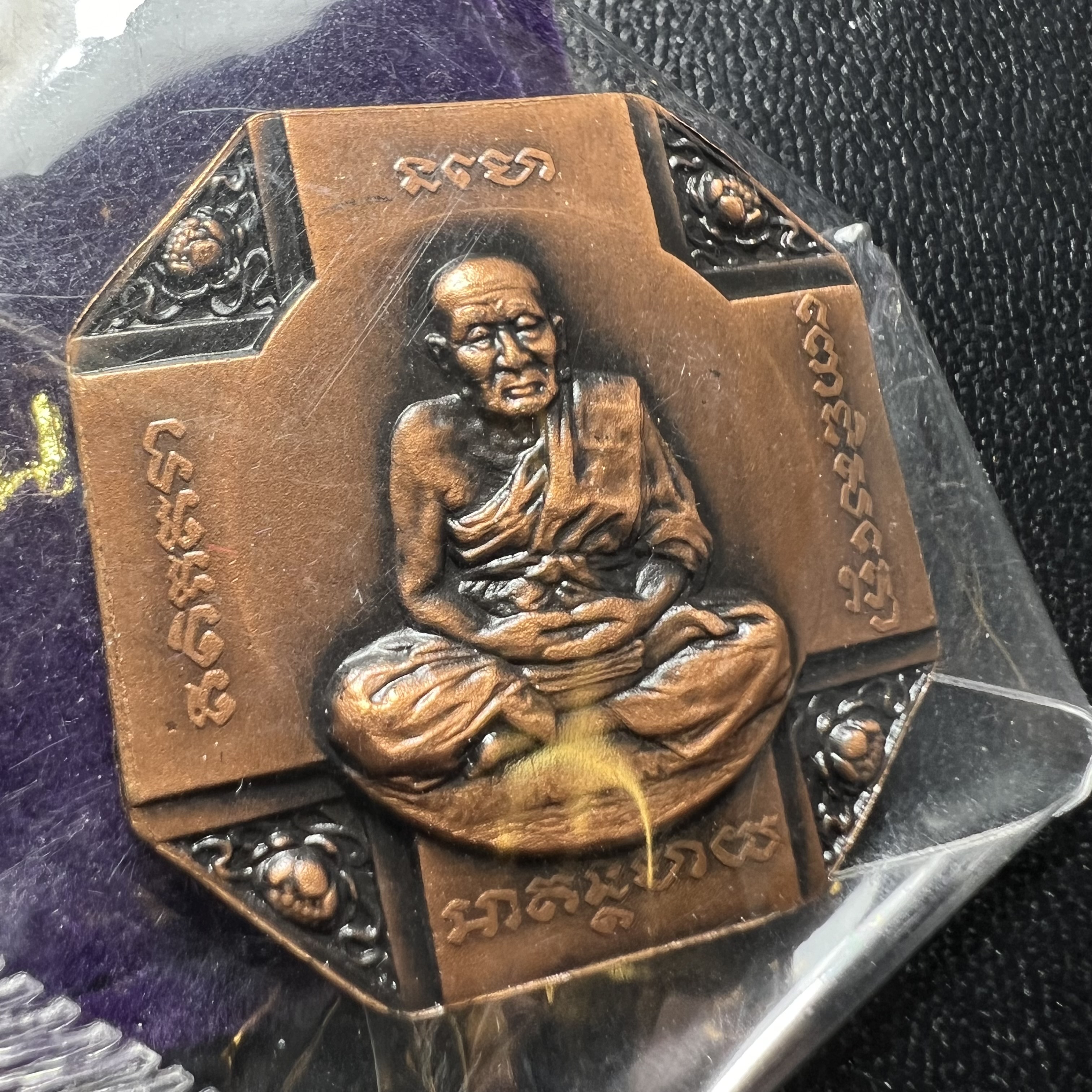 เหรียญหลวงพ่อทวด รุ่นสมเด็จเจ้าฟ้ามหาจักรี 48พรรษา โดยสภากาชาดไทย ปี2546 เหรียญบรอนซ์พ่นทราย(เพื่อพระราชทานตามพระราชอัธยาศัย) ขนาด 2.8 ซม.พร้อมซีนซองถุงบรรจุเดิมครบสวยงาม(เหรียญจัดสร้างเนื้อพิเศษเป็นรูปแบบพระราชทาน ไม่มีในรายการสั่งจอง หายาก)