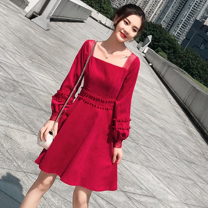ชุดเดรสสั้นผ้าลูกฟูกสีแดง คอเหลี่ยม แขนยาวจั๊ม กระโปรงทรงเอบาน สวยเก๋ สดใส
