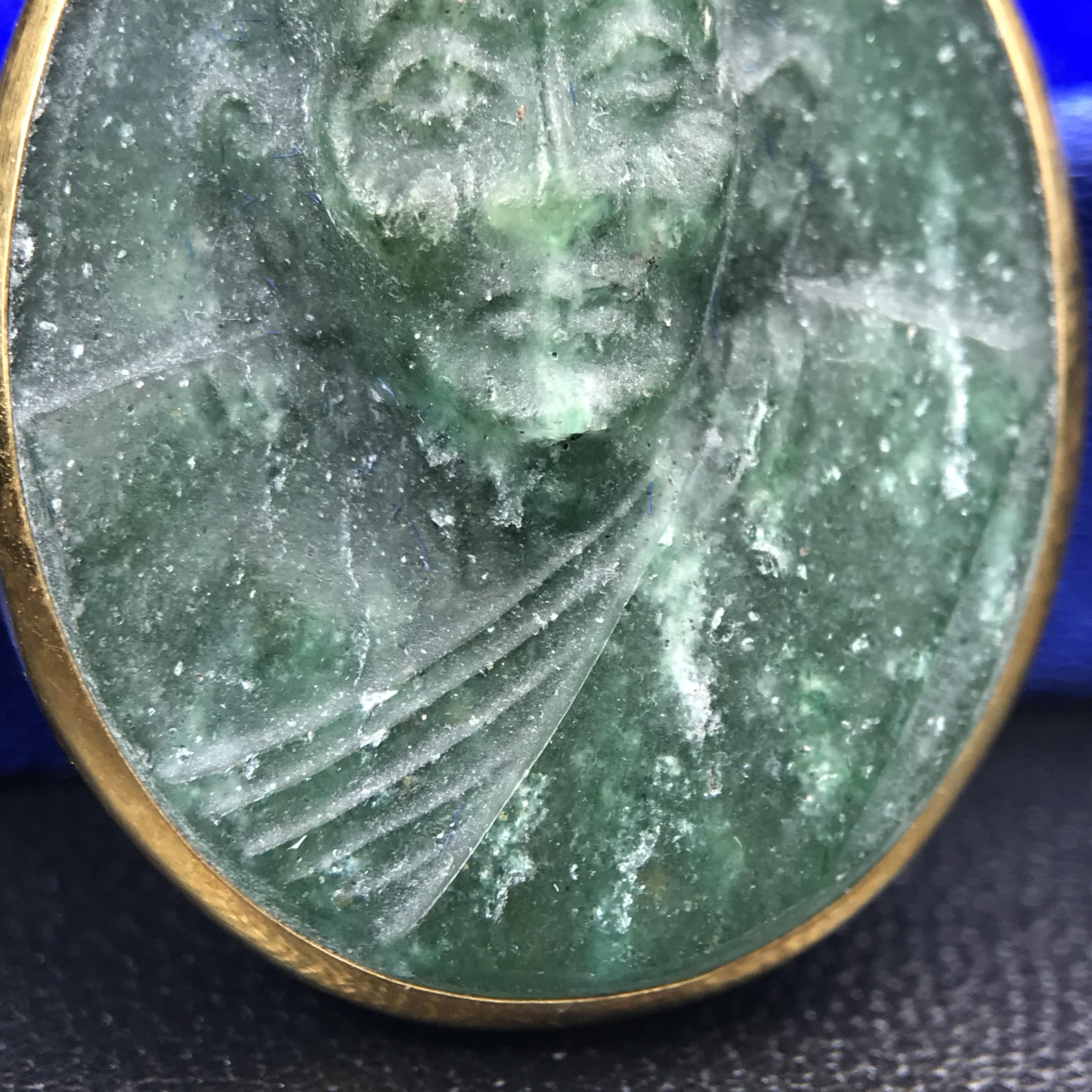 หลวงปู่ทวด วัดพะโคะ จ.สงขลา ปี 2543 เหรียญหยกรูปไข่(เลี่ยมทองคำ) ขนาด 2.2 x 2.5 ซม. ด้านหลังแผ่นโค๊ตทองคำ สร้างโดยสมาคมชาวเพชรบุรี “สมเด็จเจ้าพะโคะหลวงปู่ทวดเหยียบน้ำทะเลจืด” ครั้งแรกแห่งประวัติศาสตร์(สวยงามเป็นของล้ำค่าหายากมาก)สภาพสวยสมบูรณ์