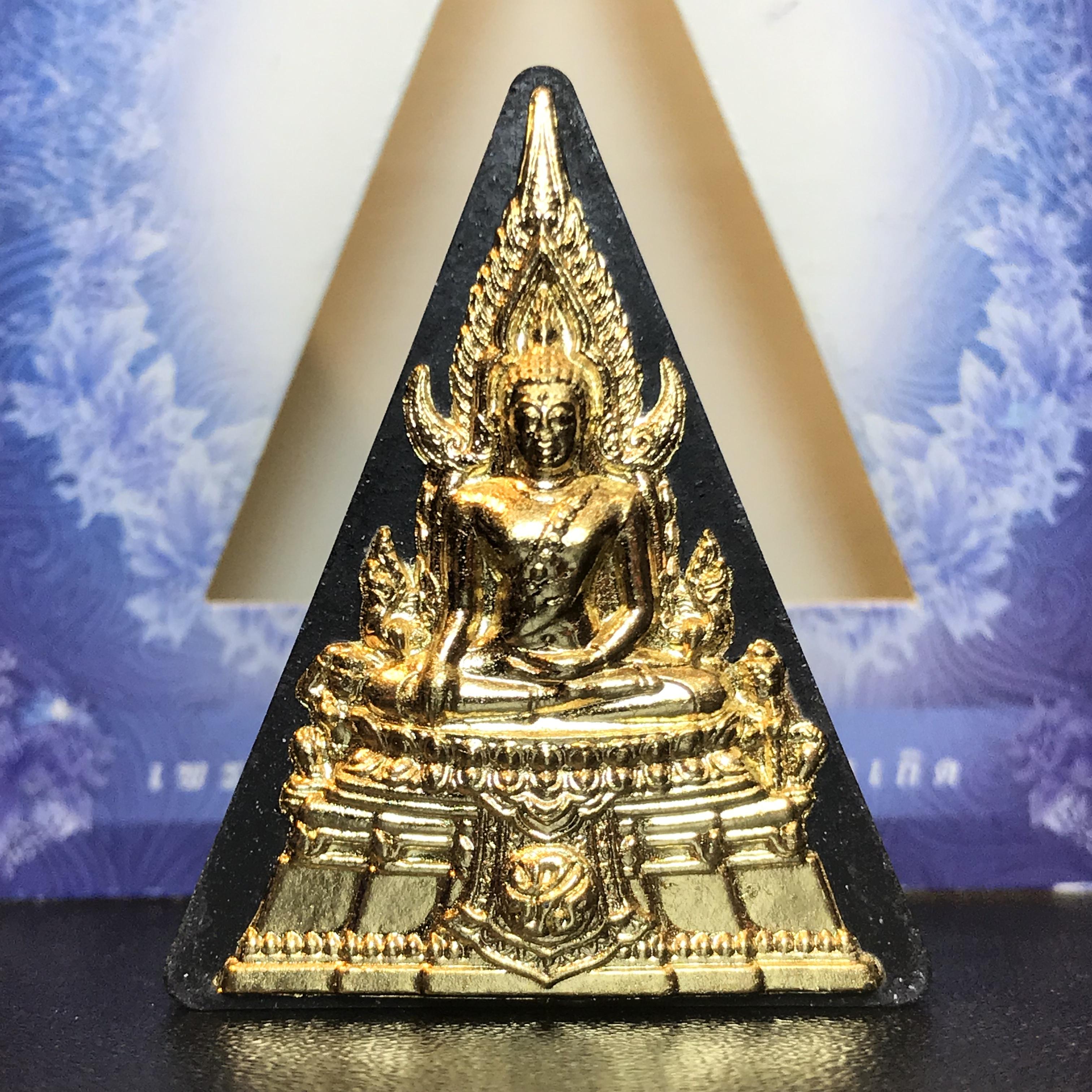 พระพุทธชินราช ภปร. โครงการ เพราะแผ่นดินนี้คือแผ่นดินเกิด ปี2551 เนื้อผง ด้านหน้าปิดทอง หลัง ภ.ป.ร. ทองแดง (มวลสารพระราชทานเส้นพระเจ้า (เส้นผม) ของพระบาทสมเด็จพระเจ้าอยู่หัวรัชกาลที่9)