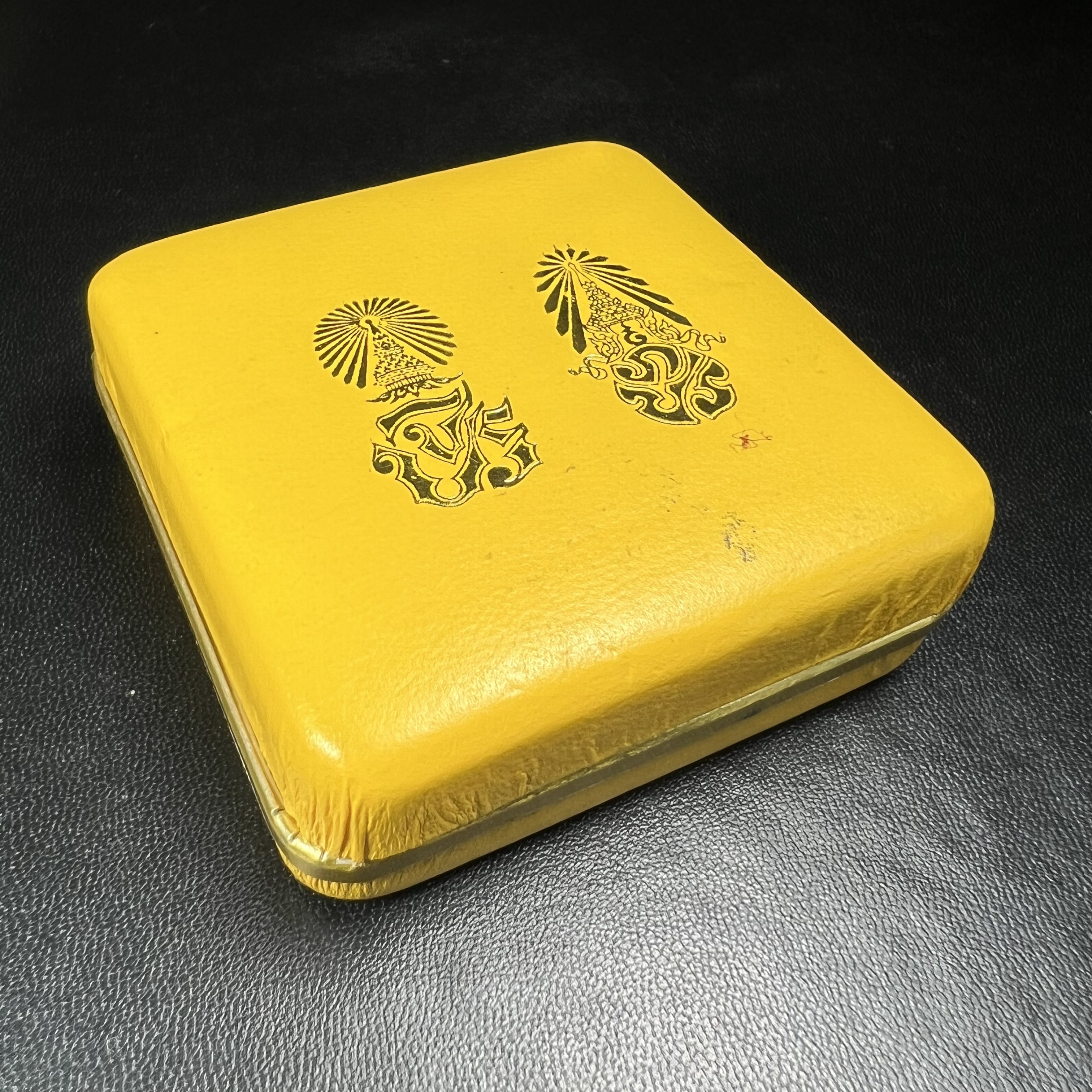 พระกริ่งพระพุทธนรสีห์ จปร.+ภปร. ครบรอบ 100 ปี ธนาคารไทยพาณิชย์ ปี 2550 พระกริ่งเนื้อนวโลหะพิเศษ(หล่อในพิธีเททอง)(หายาก)(พุทธศิลป์งดงาม)ด้านหน้าฐานประดับด้วยตราสัญลักษณ์ "จปร" และ "ภปร" (องค์เทหล่อในพิธีสร้างน้อย หายากมาก)1 ใน 1000 องค์