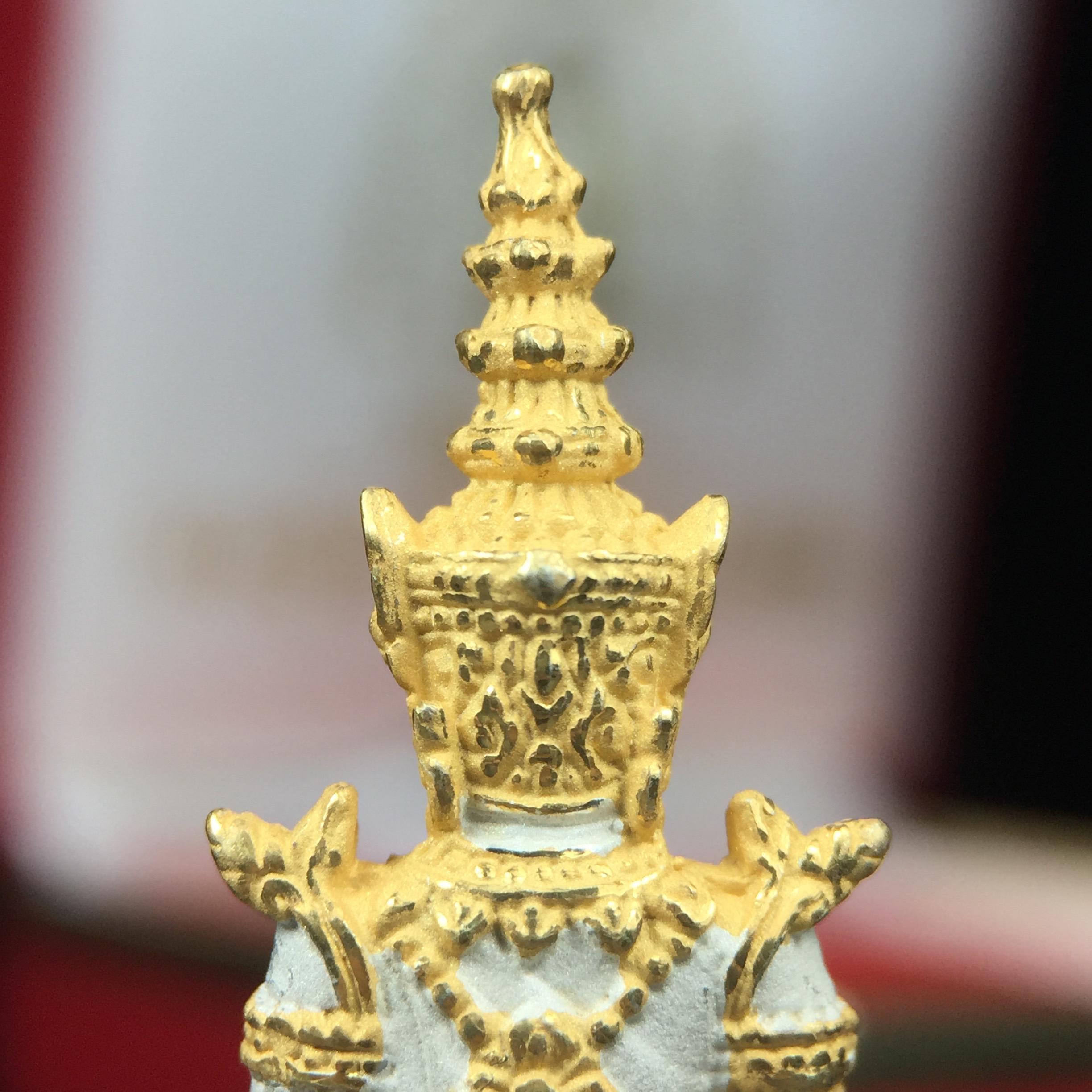 พระพุทธมหามณีรัตนปฏิมากร (พระแก้วมรกต) มหาจุฬาลงกรณราชวิทยาลัย(มจร.) วังน้อย พระนครศรีอยุธยา ปี 2543 พิธีมหาพุทธาภิเษก ณ วัดพระศรีรัตนศาสดาราม (วัดพระแก้ว) ในพระบรมมหาราชวัง เนื้อเงินสามกษัตริย์ (ตอกโค๊ตหมายเลข 181)