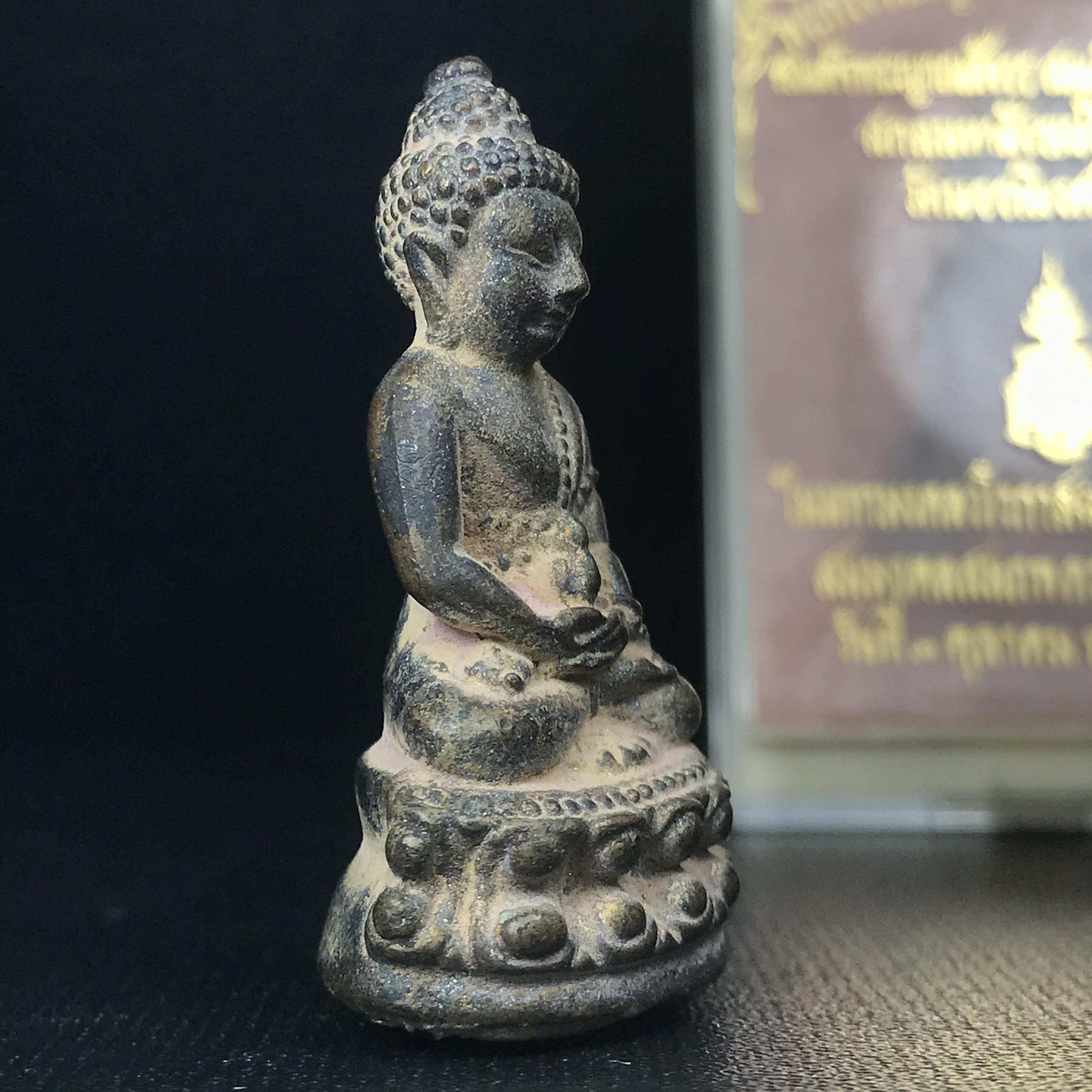 พระกริ่งชินบัญชรฉลองพระชันษา 100 ปี สมเด็จพระญาณสังวร วัดบวรนิเวศวิหาร ปี 2556 เนื้อนวโลหะผสมทองคำก้นอุดผงพรายกุมาร หลวงปู่ทิม พิธีใหญ่ มวลสารเด่น นิยม(1 ใน 599 องค์)หายาก