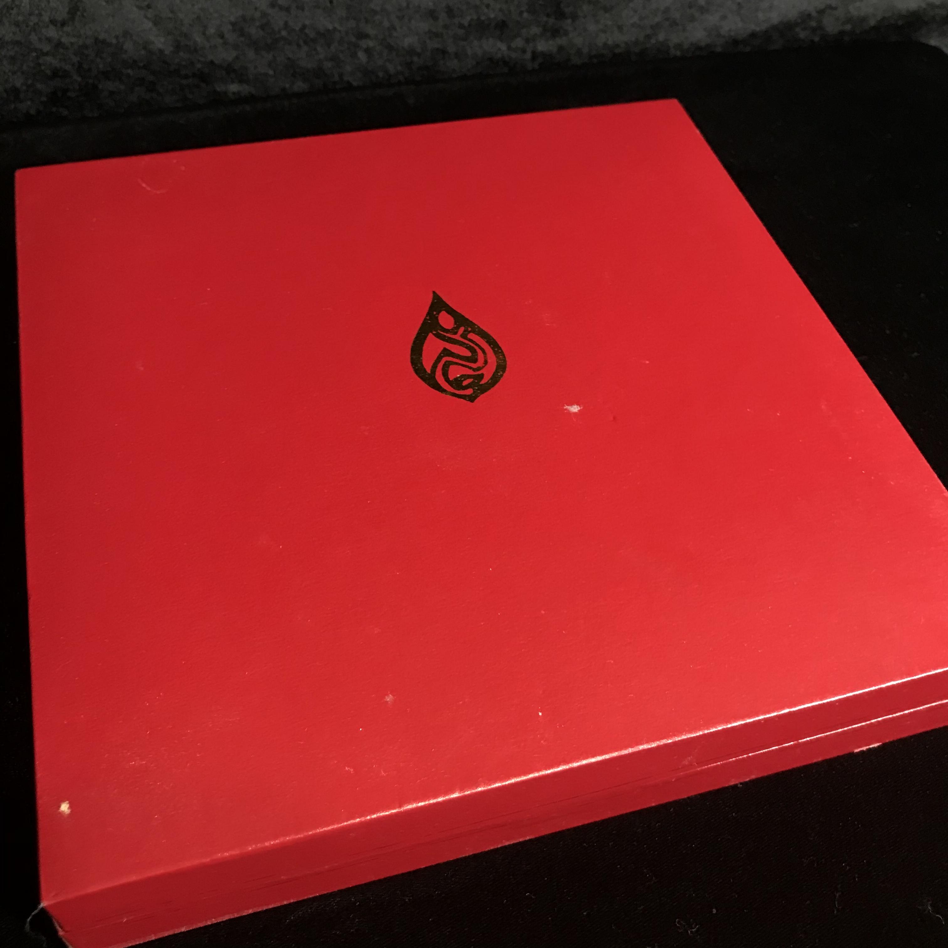 เหรียญพระราชทาน มูลนิธิ พอ.สว. ปี2541 (1ชุด มี 2 เหรียญ สภาพสวยมาก(กล่องเดิม))ชุดพิเศษพร้อมหนังสือหายาก