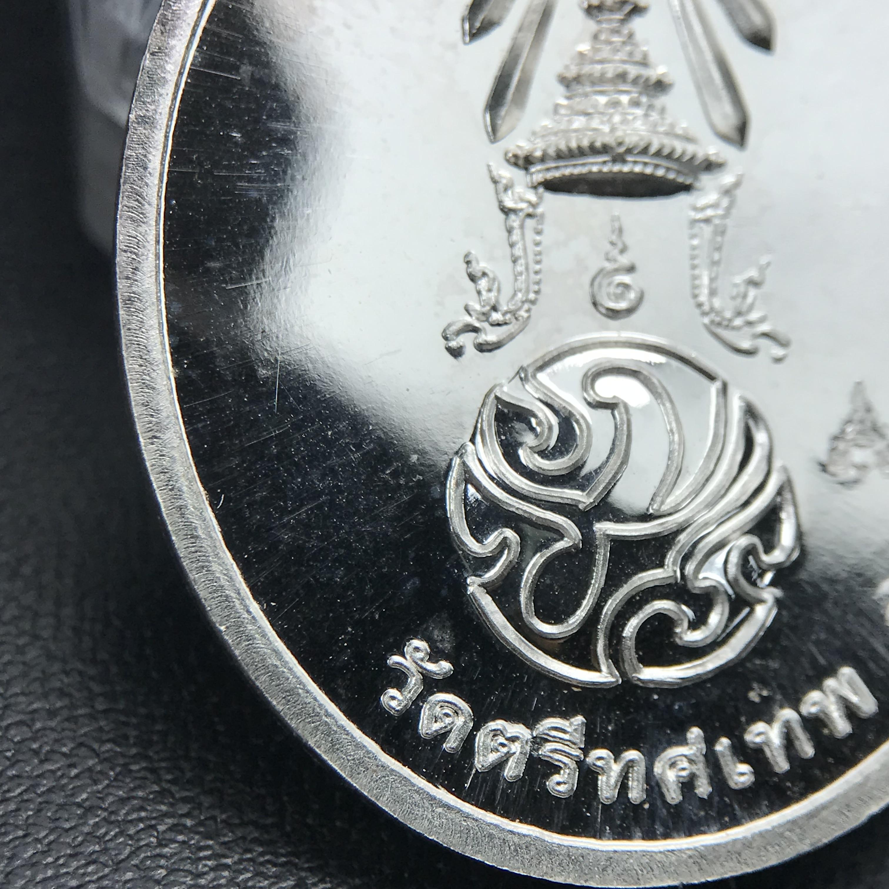 พระพุทธนวราชบพิตร ภปร. ที่ระลึก 7รอบ 84พรรษา ในหลวงรัชกาลที่ 9 วัดตรีทศเทพ จัดสร้าง พ.ศ. 2554 เหรียญเนื้อเงินสภาพสวยกล่องเดิมครบ ตอกโค๊ตและหมายเลข ๔๐๔๒ (1 ใน 9000 เหรียญ)***นิมิตหมายแห่งคุณพระรัตนตรัย และความผูกพันระหว่างพระมหากษัตริย์กับพสกนิกร***