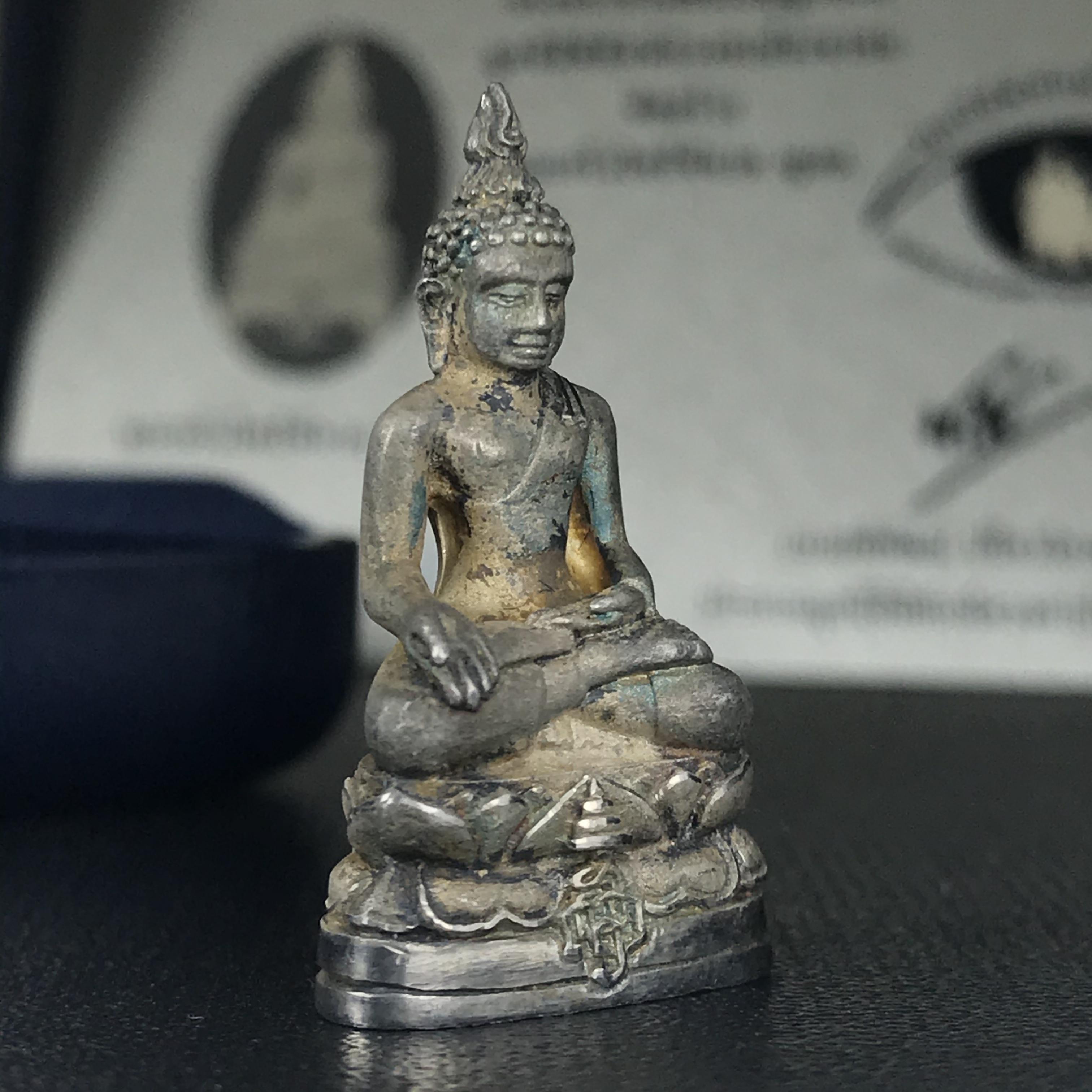 พระกริ่งไพรีพินาศ ญสส.มูลนิธิพิทักษ์ดวงตาประชาชน ฉลองศิริราชสมบัติครองราชย์ 50 ปี เนื้อเงิน(ผิวเดิม ขึ้นรุ้งธรรมชาติ แบบนิยม สวยมาก) พร้อมกล่องบรรจุเดิมและการ์ดใบรับรองเดิมครบ