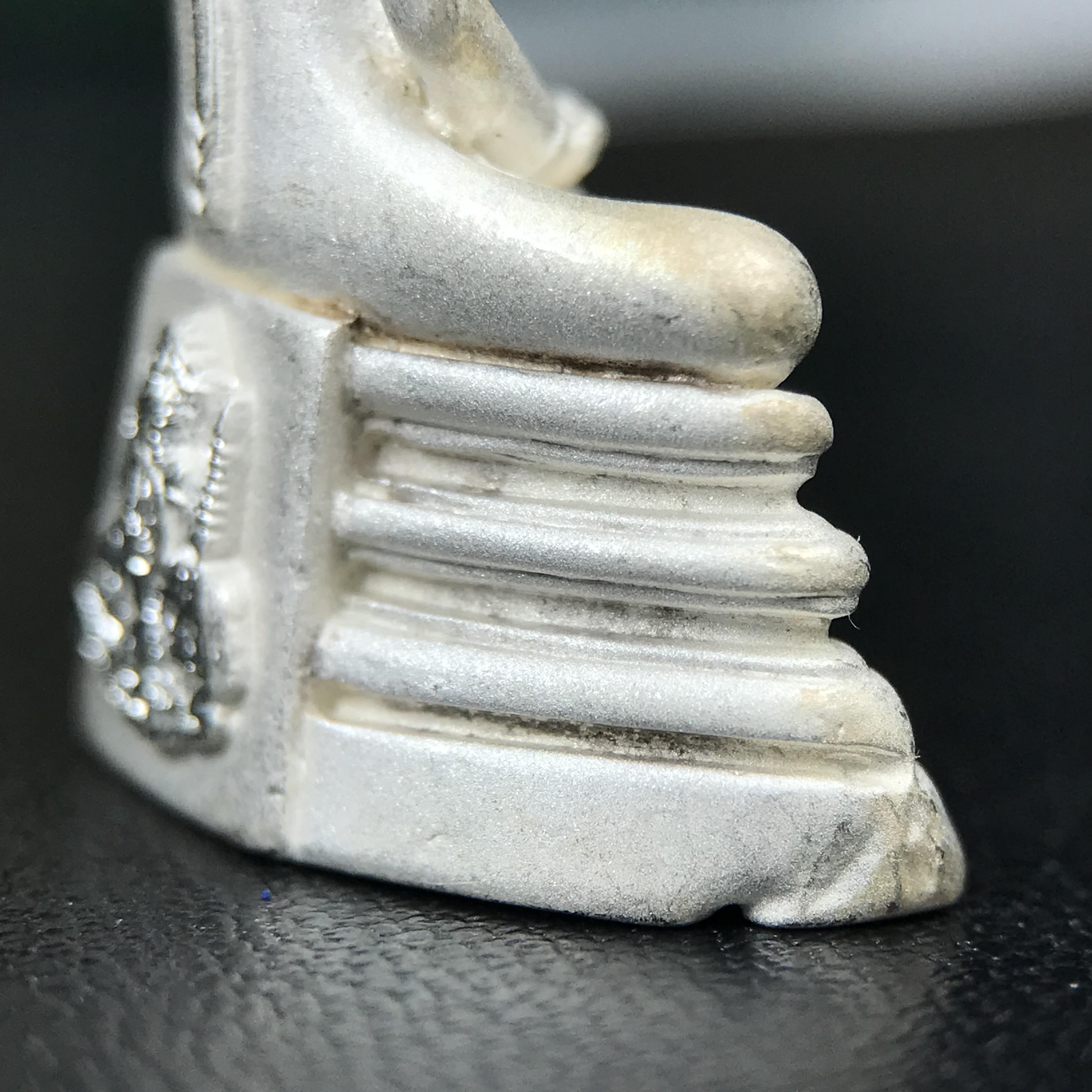 พระพุทธโสธร ภปร. รุ่นย้อนยุค สร้างพระอุโบสถ สมาคมชาวฉะเชิงเทรา จัดสร้าง ปี 2539 วโรกาสครองสิริราชสมบัติครบ 50 ปี เนื้อเงินทรายนวลขัดเงาบางส่วน พร้อมกล่องบรรจุและใบรับรองเดิม