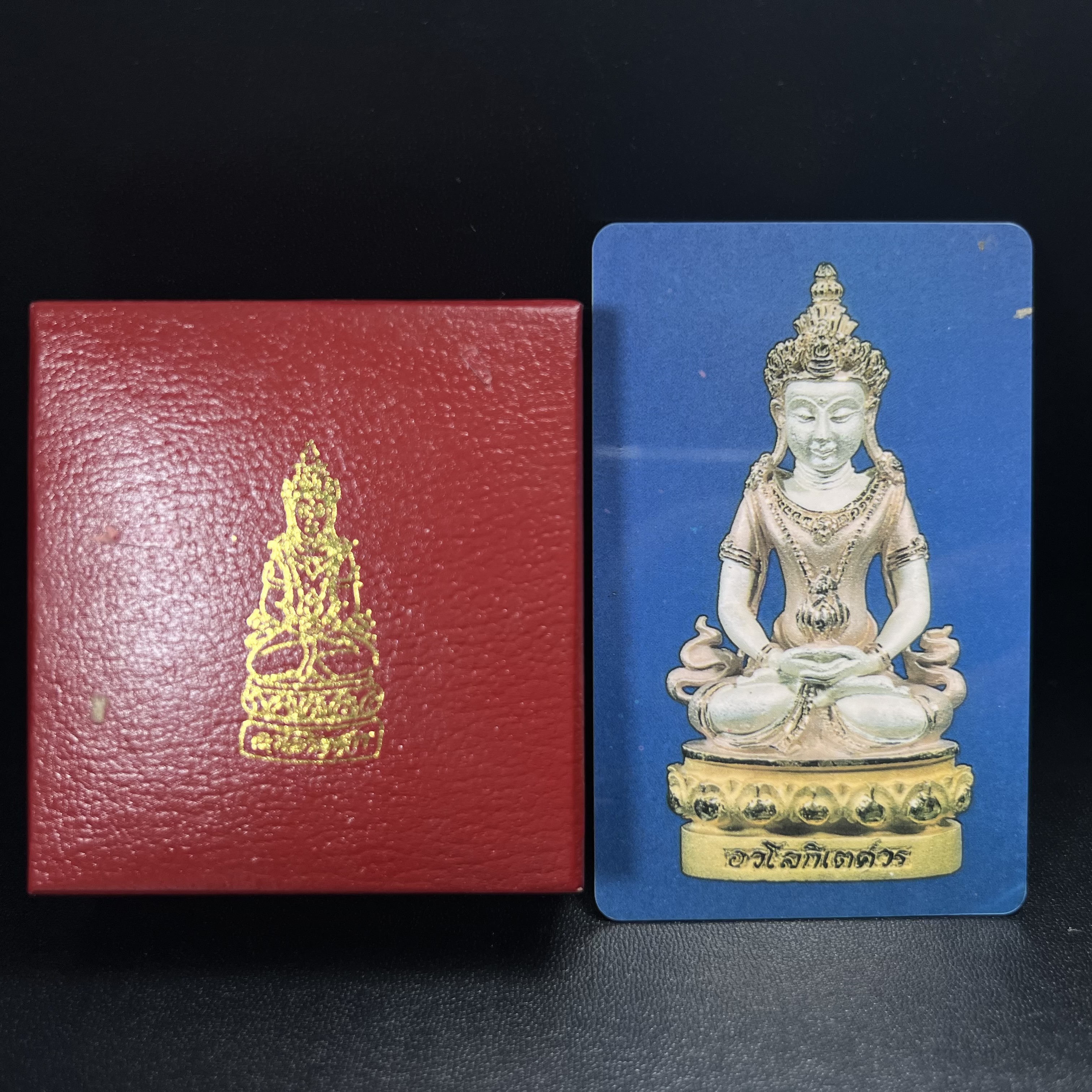 พระกริ่งอวโลกิเตศวร ( เจ้าแม่กวนอิม ) วัดโพธิ์แมนคุณาราม รุ่นอุดมโภคทรัพย์ พ.ศ.2539 เนื้อเงิน 3 กษัตริย์ พ่นทราย(ผิวเดิม ขึ้นสีรุ้งธรรมชาติ แบบนิยม เสน่ห์ของพระเนื้อเงิน) (พร้อมกล่องบรรจุการ์ดใบรับรองเดิมครบ) (อีกหนึ่งรุ่นยอดนิยม พุทธศิลป์สวยงดงาม)