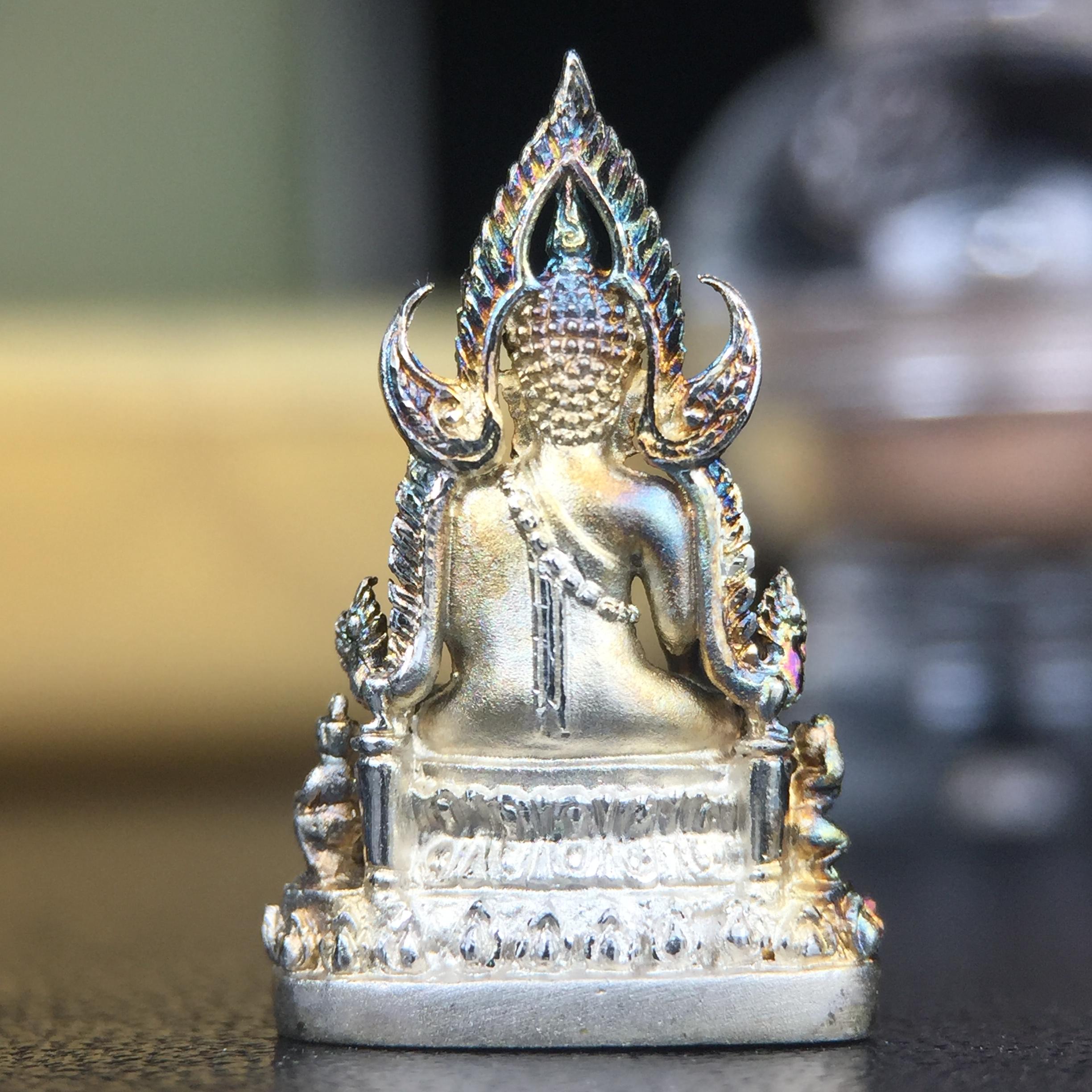 พระพุทธชินราช(จำลอง) ภปร. 84 พรรษา เนื้อเงินชุบทองคำขาว พิมพ์เล็กขนาดหน้าตัก 1/4 นิ้ว (สภาพผิวเดิมสวย ขึ้นสีรุ้งธรรมชาติ แบบนิยม)(พระราชทานมวลสาร จิตรลดาและเส้นพระเจ้า(เส้นผม))พุทธศิลป์ทรงคุณค่าอีกหนึ่งรุ่นยอดนิยม