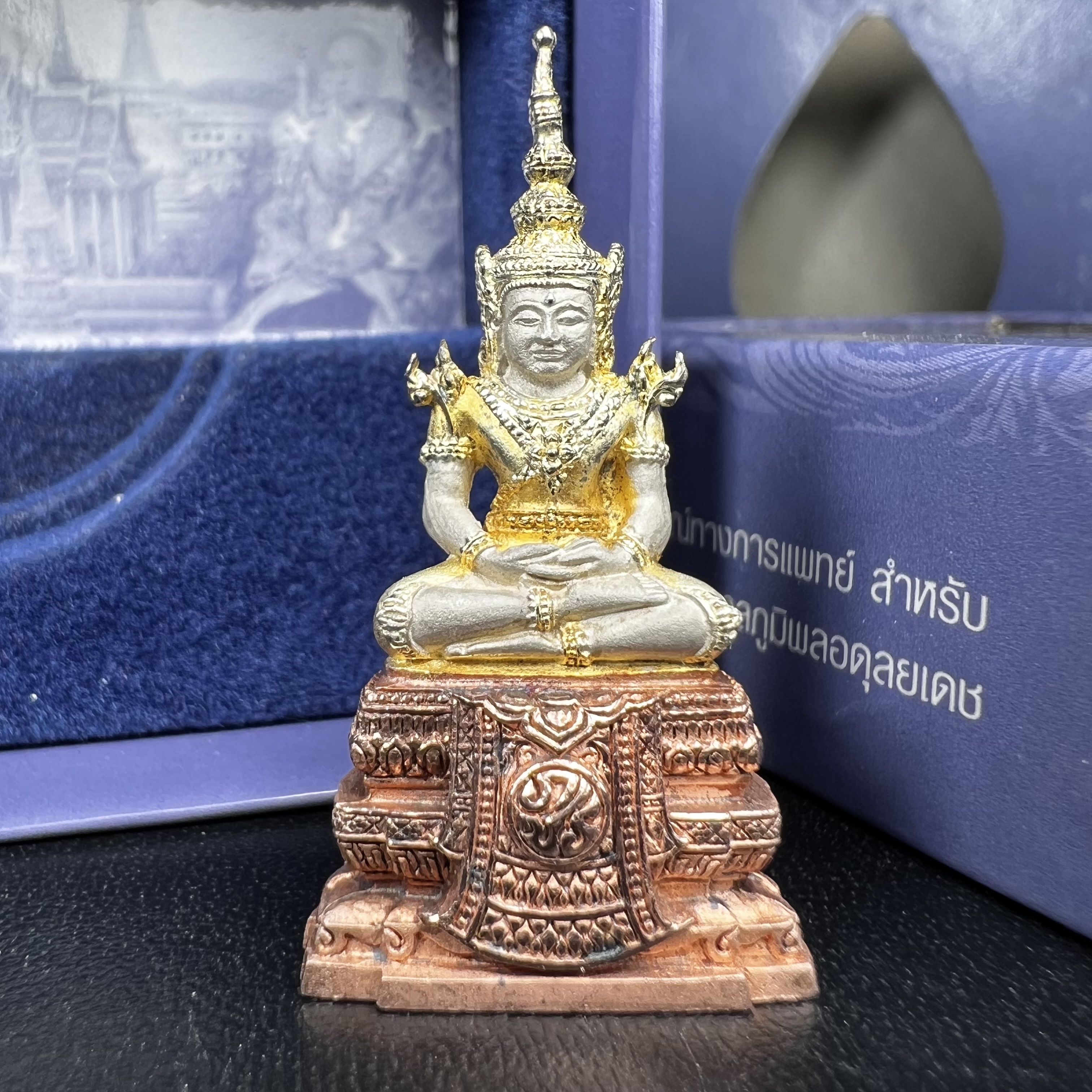 พระแก้วมรกต ภปร. ปี 2547 จัดสร้างโดยโรงพยาบาลภูมิพลอดุลยเดช เนื้อเงิน(3 กษัตริย์) ลอยองค์ หน้าตัก 1/2 นิ้ว สูง 3.7 ซม.พิธีมหามังคาภิเษก ณ พระอุโบสถวัดพระศรีรัตนศาสดาราม(วัดพระแก้ว) งดงามทรงคุณค่าอีกหนึ่งรุ่นยอดนิยม หายาก(องค์หมายเลข ๑๔๑๔)