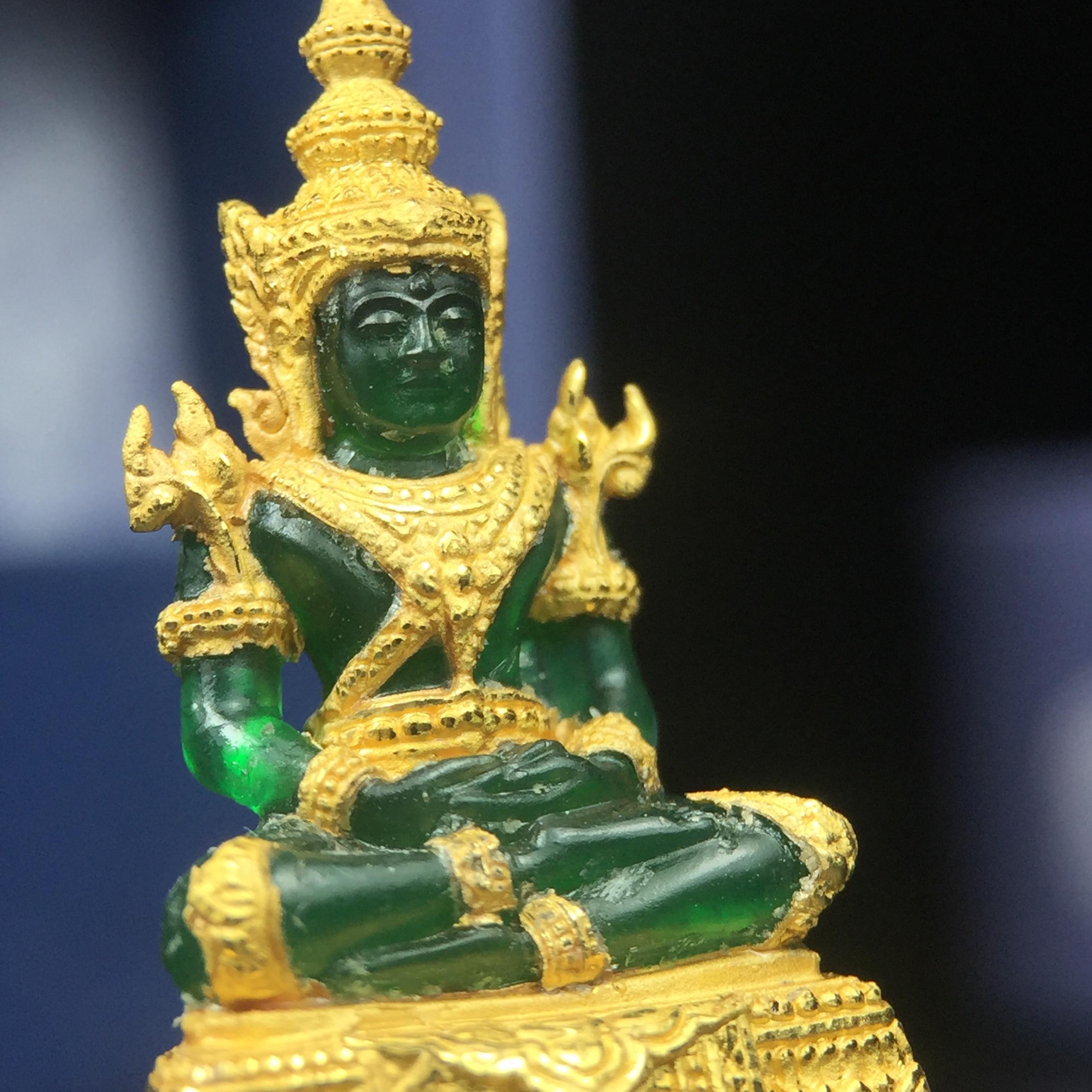 พระแก้วมรกต ภปร. จัดสร้างโดย รพ.ภูมิพลฯ ปี2547 ลอยองค์ขนาดหน้าตัก 1/2 นิ้ว เนื้อเรซิ่นหุ้มทองคำ99.99 งดงามทรงคุณค่าอีกหนึ่งรุ่นยอดนิยม หายาก