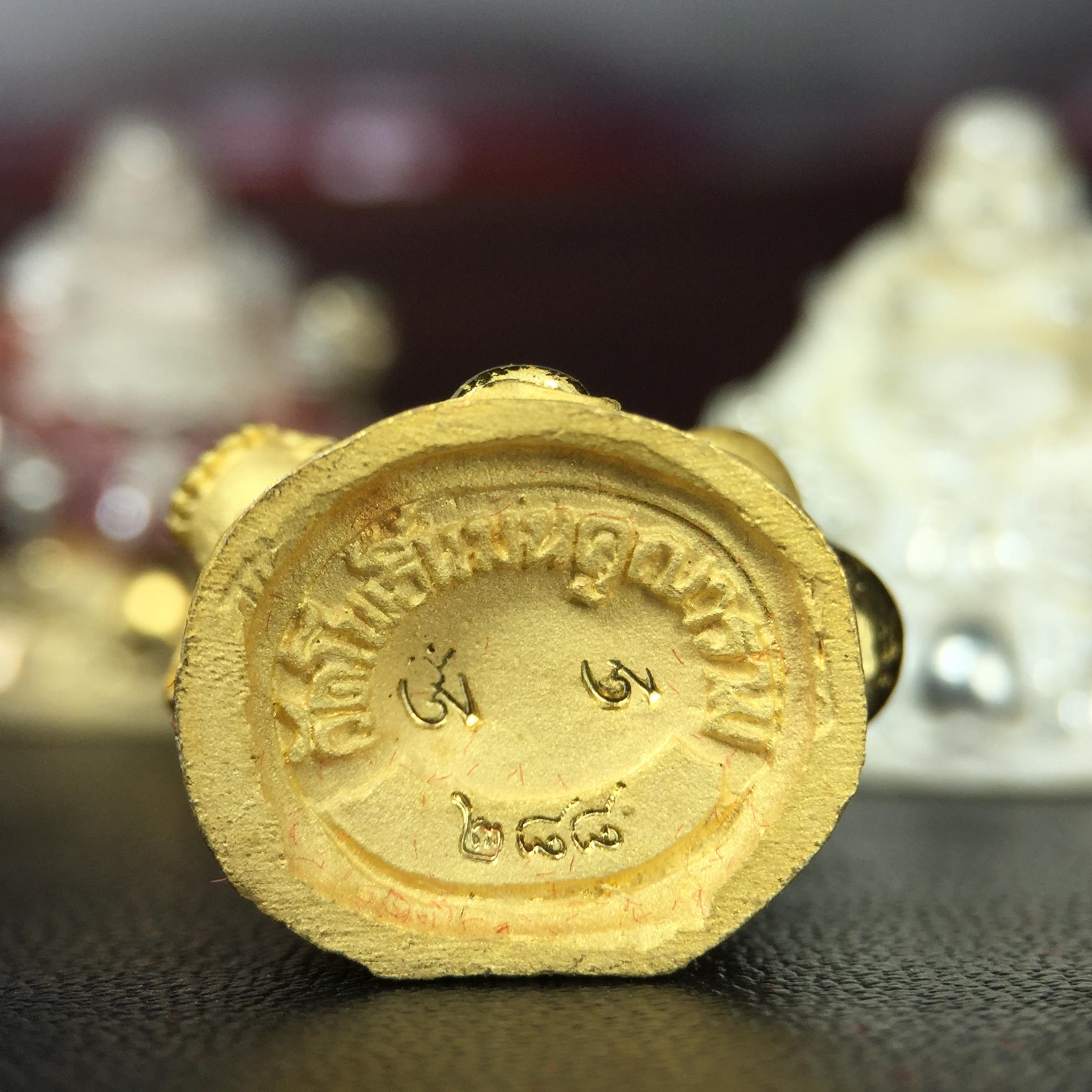 รูปหล่อลอยองค์ พระศรีอริยะเมตตรัยโพธิสัตว์(พระสังกัจจายน์)ชุดทองคำ(เนื้อทองคำ(15.44 กรัม)+เนื้อเงินสามกษัตริย์+เนื้อเงิน) โครงการสร้าง พระศรีอริยะเมตตรัยมหาโพธิสัตว์ น้อมถวายพระบาทสมเด็จพระเจ้าอยู่หัว ทรงครองศิริราชสมบัติครบ 50 ปี วัดโพธิ์แมนคุณาราม