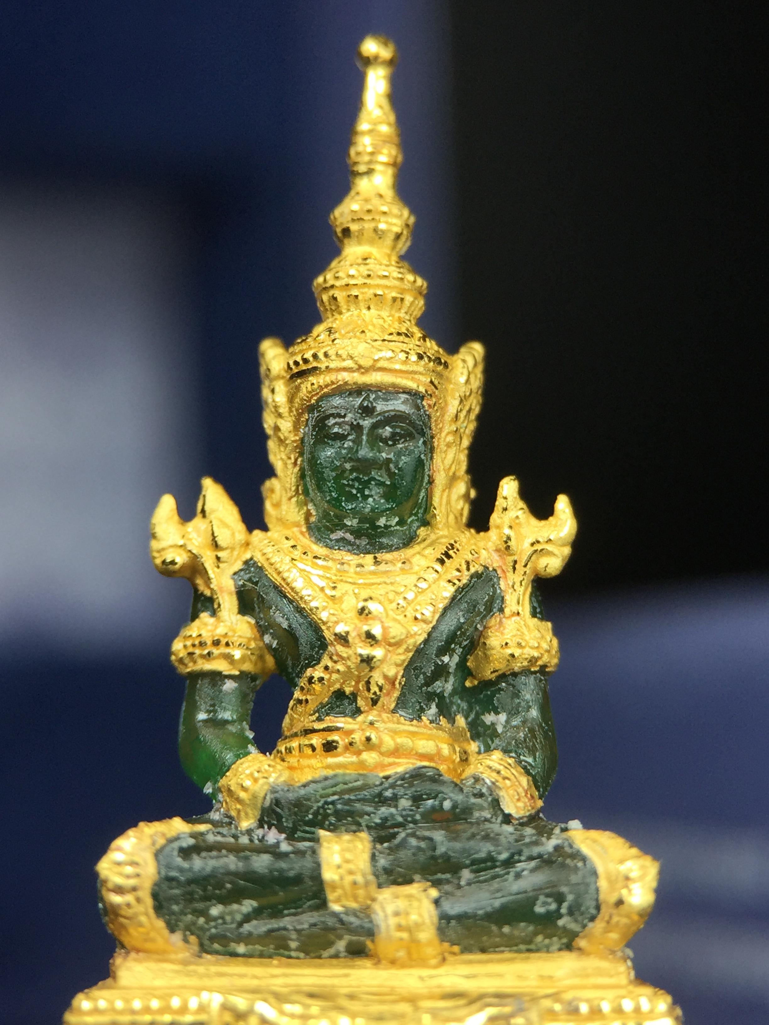 พระแก้วมรกต ภปร. จัดสร้างโดย รพ.ภูมิพลฯ ปี2547 ลอยองค์ขนาดหน้าตัก 1/2 นิ้ว เนื้อเรซิ่นหุ้มทองคำ99.99 งดงามทรงคุณค่าอีกหนึ่งรุ่นยอดนิยม หายาก