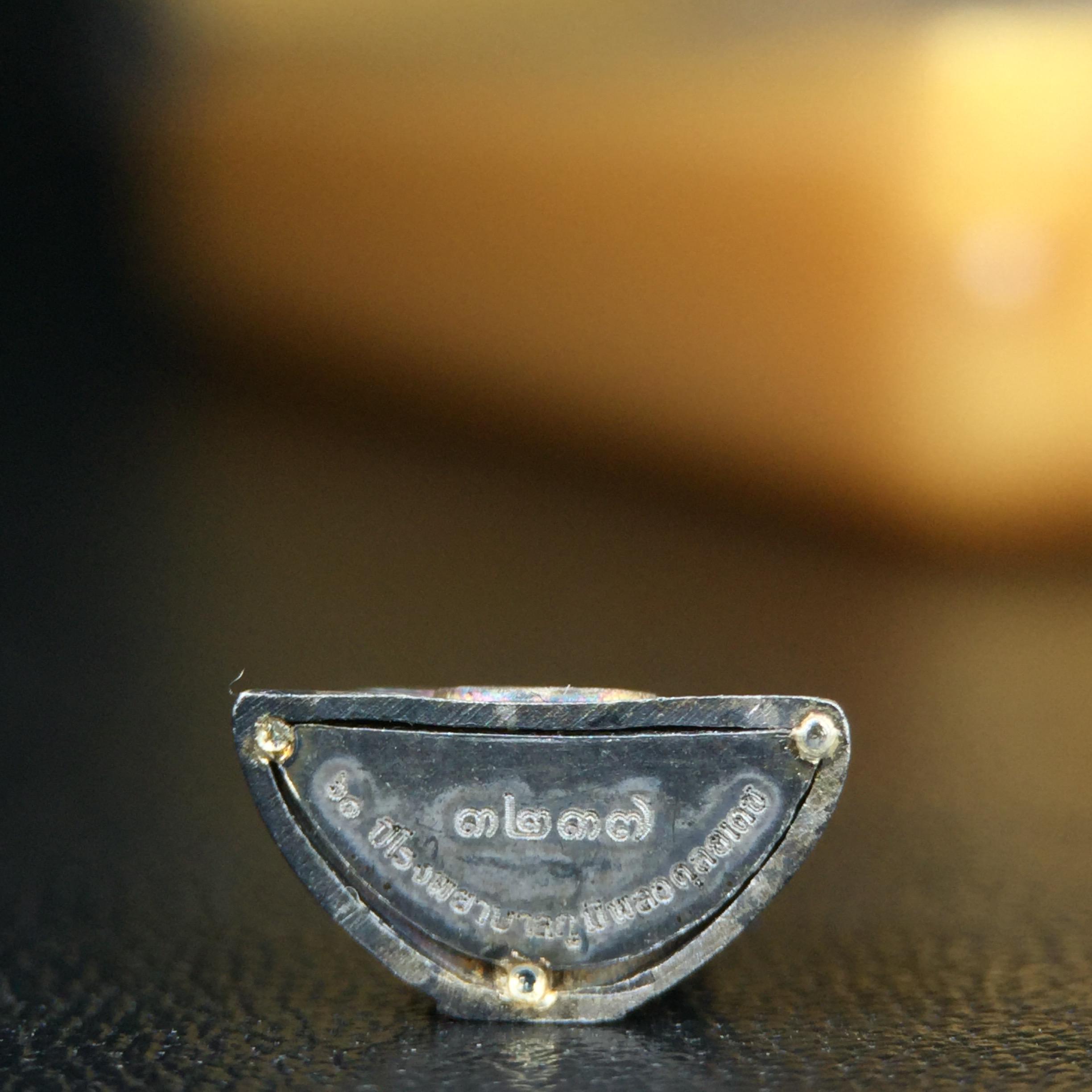 พระพุทธโสธร คุ้มเกล้าฯ ภปร.(ใต้ร่มพระบารมี คุ้มเกล้า) 60ปี รพ.ภูมิพลฯ พ.ศ.2552 เนื้อเงิน ชุบทองคำขาว(พิมพ์เล็กขนาด 11.5*10.5 มม.)เนื้อเงินผิวเดิมกลับดำขึ้นสีรุ้งเข้มขลังงดงามธรรมชาติสร้างสรรค์ สภาพสวยเดิมพร้อมกล่องบรรจุเดิม ตอกโค๊ดหมายเลขกำกับ