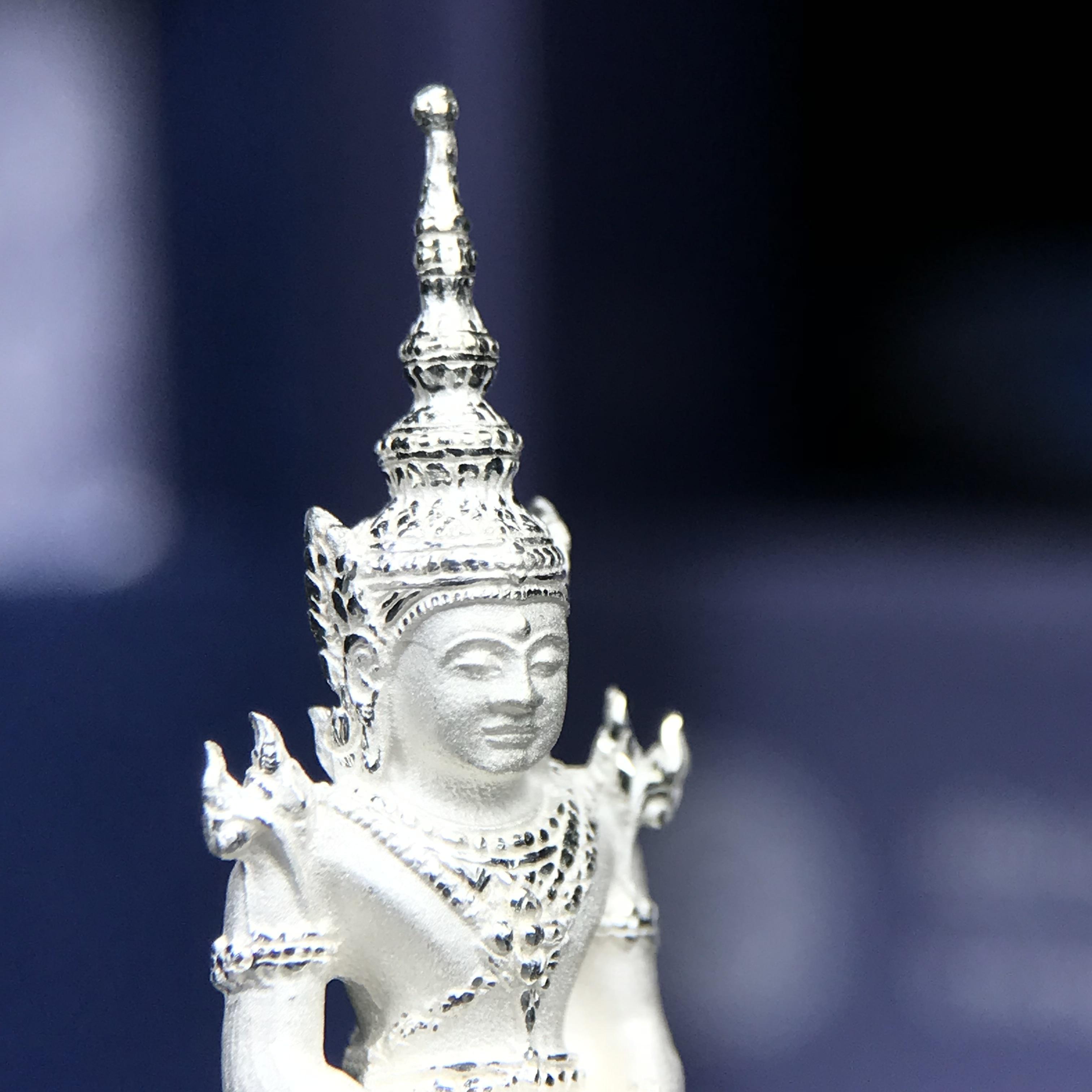 พระแก้วมรกต ภปร. ปี 2547 จัดสร้างโดยโรงพยาบาลภูมิพลอดุลยเดช เนื้อเงิน ลอยองค์ หน้าตัก 1/2 นิ้ว พิธีมหามังคาภิเษก ณ พระอุโบสถวัดพระศรีรัตนศาสดาราม(วัดพระแก้ว) งดงามทรงคุณค่าอีกหนึ่งรุ่นยอดนิยม หายาก(เลขสวยผมรวมได้เก้า หมายเลข ๑๐๘๙)(1ใน3000องค์)