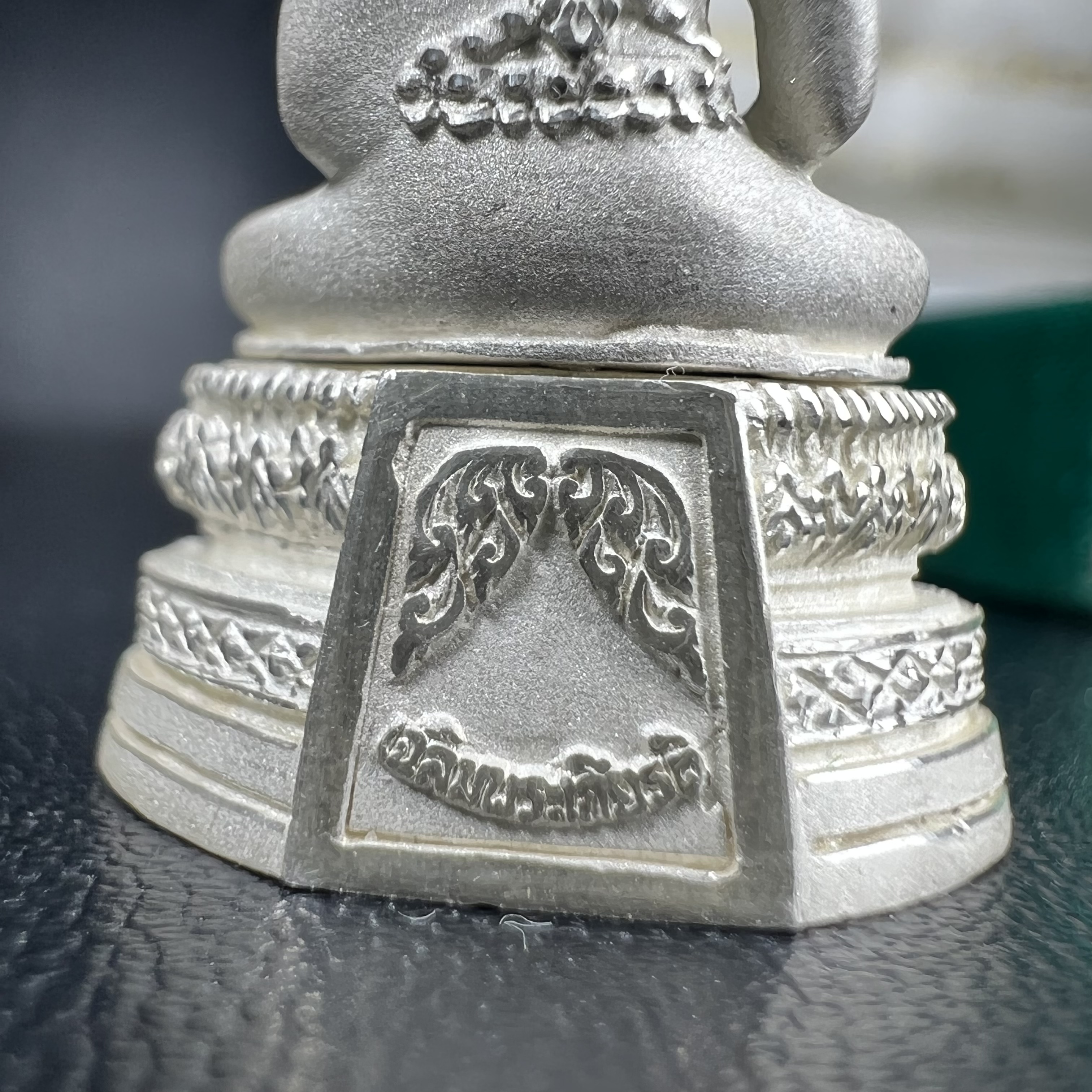 พระพุทธมหามณีรัตนปฎิมากร(พระแก้วมรกต)รุ่น เฉลิมพระเกียรติ วัดพระศรีรัตนศาสดาราม(วัดพระแก้ว) ปี2543 เนื้อเงินพิมพ์ใหญ่ลอยองค์ ฤดูร้อน กล่องบรรจุเดิมครบ หายากพบเจอน้อย