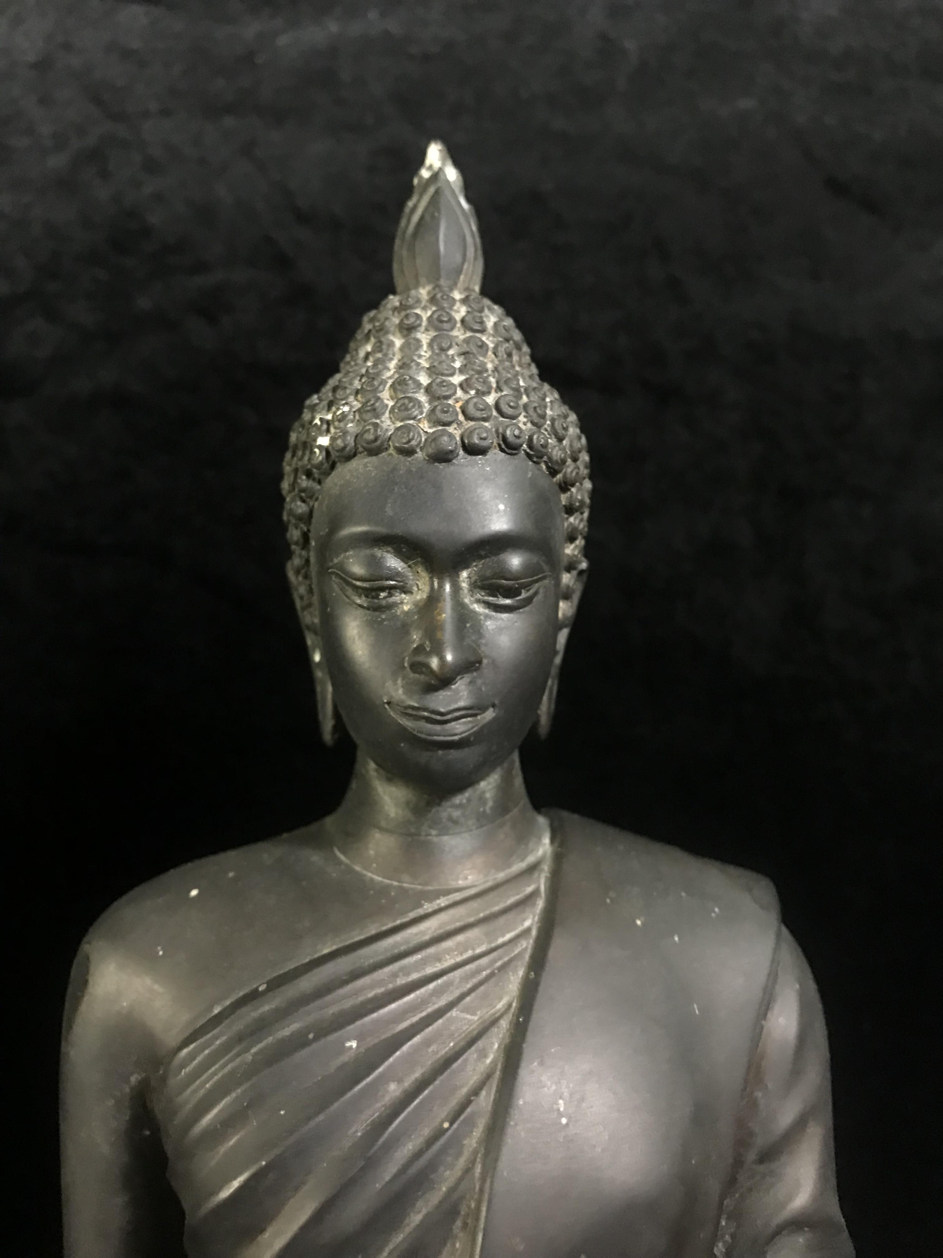 พระบูชา 25พุทธศตวรรษ พระศรีศากยะทศพลญาณ ประธานพุทธมณฑลสุทรรศน์ ปี 2531 ตราสัญลักษณ์พระราชพิธีรัชมังคลาภิเษก ปี 2531 หมายเลข (๑๕)๕๘๓ ขนาดความสูง 15 นิ้ว รวมฐานสูง 18 นิ้ว(นิยมหายาก)