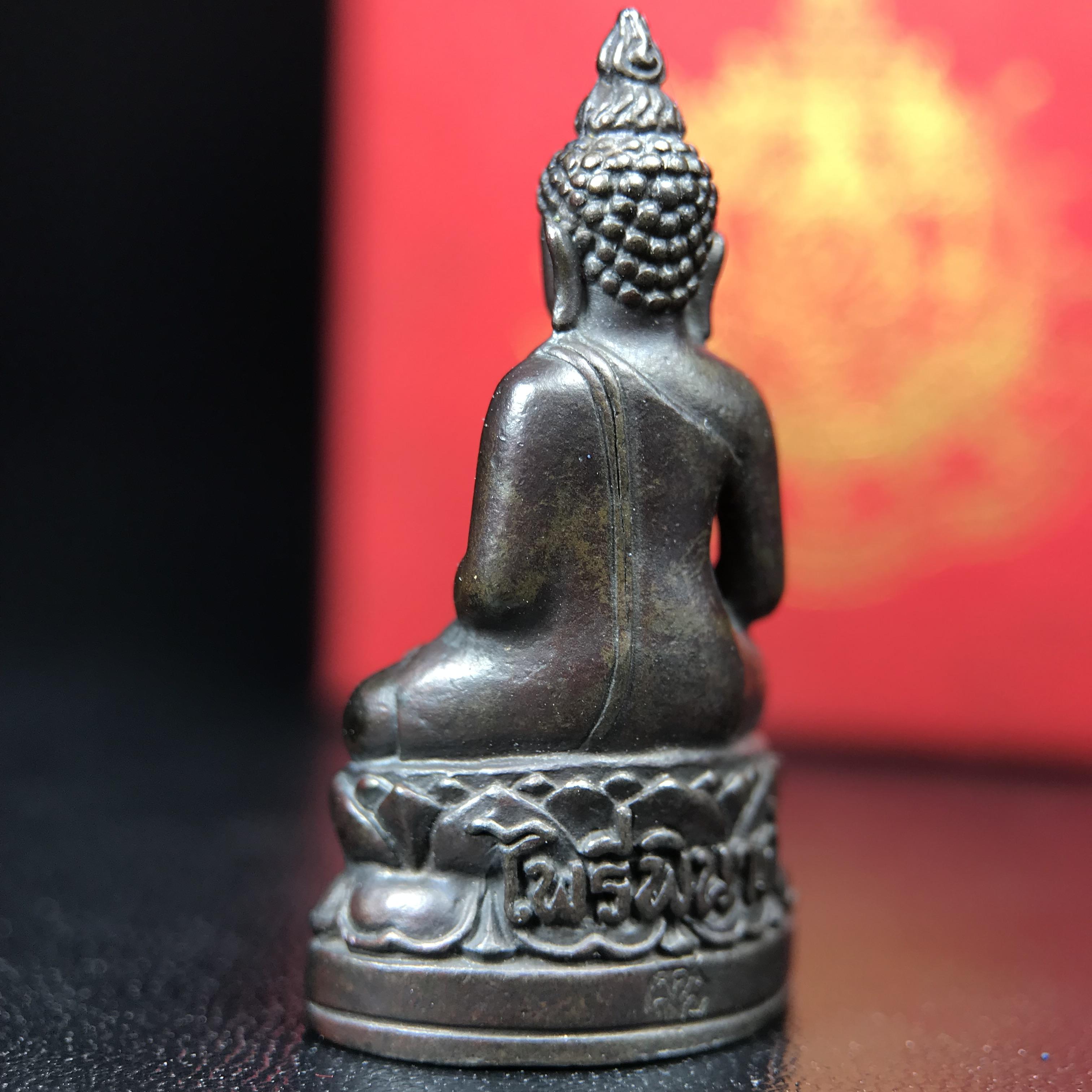 พระกริ่งไพรีพินาศ บรรจุเหล็กไหล ครั้งแรกและครั้งเดียวในประวัติศาสตร์ เฉลิมพระเกียรติ พระบาทสมเด็จพระเจ้าอยู่หัวรัชกาลที่9 พระชนมพรรษา 6 รอบ ปี2542 เนื้อนวโลหะผสมทองคำ(บรรจุเหล็กไหล)ดีนอก-ดีใน พิธีใหญ่ มวลสารเด่น (หายาก)