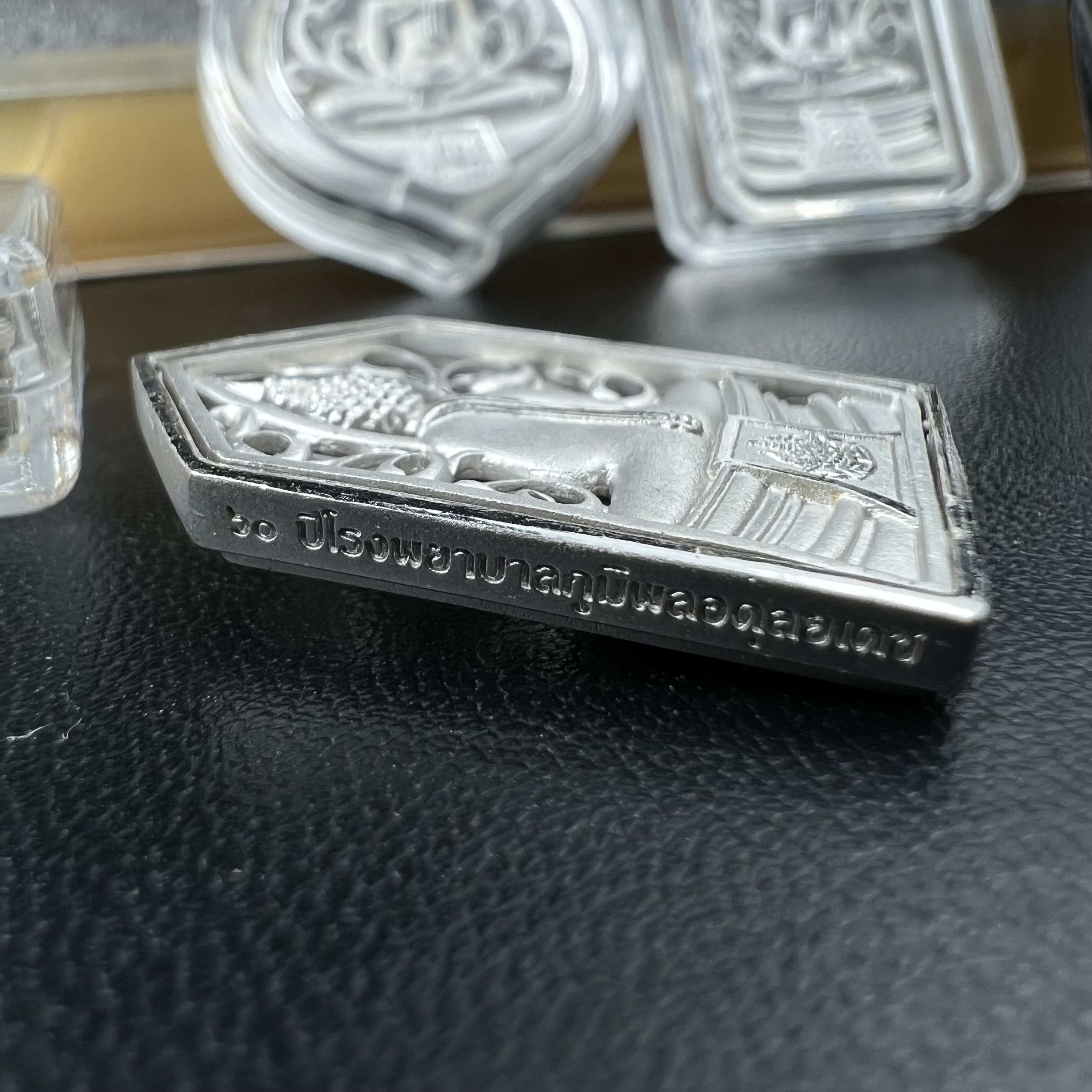 พระพุทธโสธร คุ้มเกล้าฯ ภปร.(ใต้ร่มพระบารมี คุ้มเกล้า) 60ปี รพ.ภูมิพลฯ พ.ศ.2552 เหรียญเนื้อเงิน ชุบทองคำขาว(พิมพ์ รูปอาร์ม+รูปใบมะขาม+รูปห้าเหลี่ยม+รูปสามเหลี่ยม)(1ชุด 4 พิมพ์ ครบทุกแบบที่จัดสร้าง)1 ใน 3000 เหรียญ ครบชุดหายาก