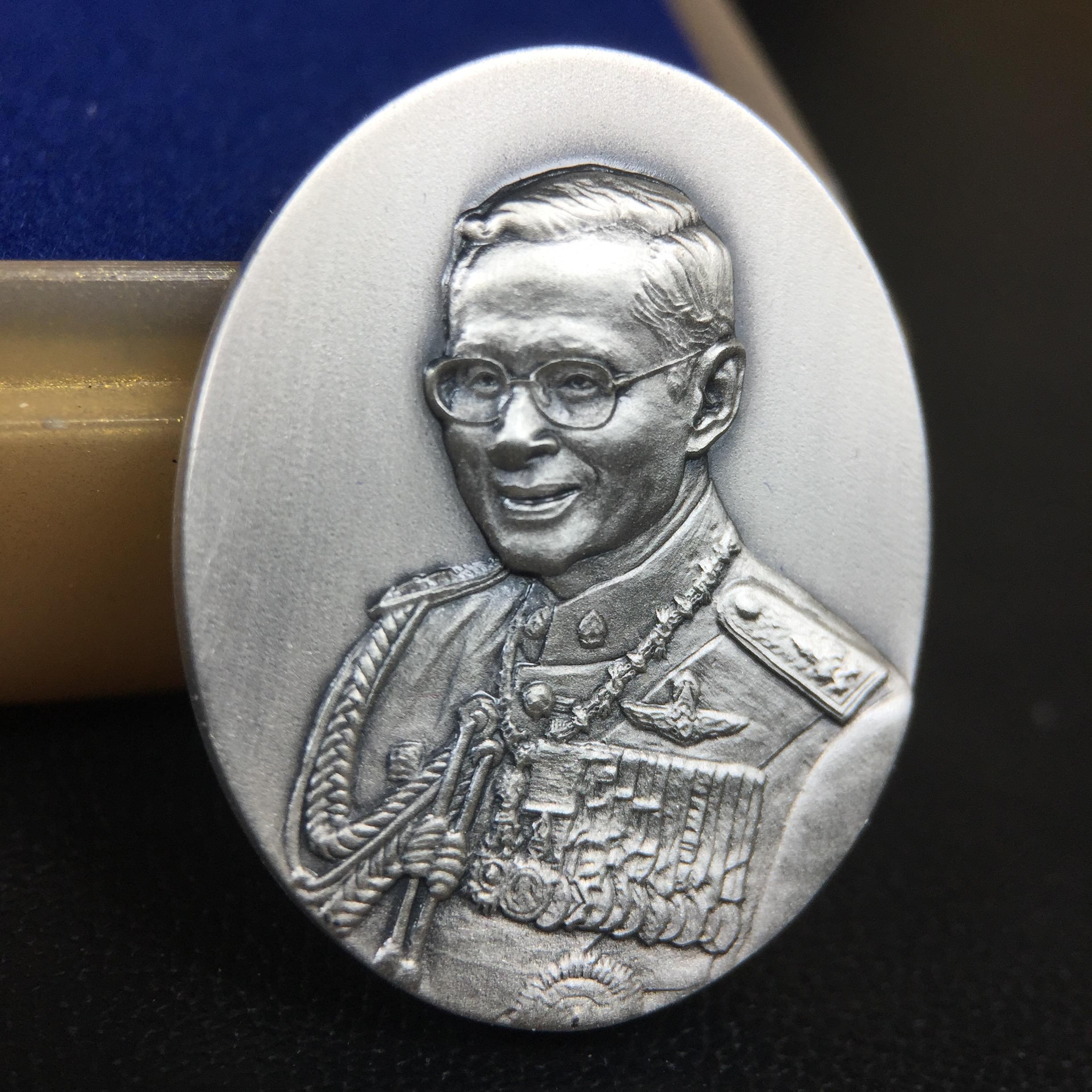 เหรียญพระบาทสมเด็จพระเจ้าอยู่หัวรัชกาลที่ 9 ภปร.(ใต้ร่มพระบารมี คุ้มเกล้า) 60ปี โรงพยาบาลภูมิพลฯ พ.ศ.2552 เนื้อเงิน (พิมพ์เล็กขนาด 25*20 มม.)สภาพสวยเดิมพร้อมกล่องบรรจุเดิม ตอกโค๊ดหมายเลขกำกับ เนื้อเงินหายากพบเจอน้อย