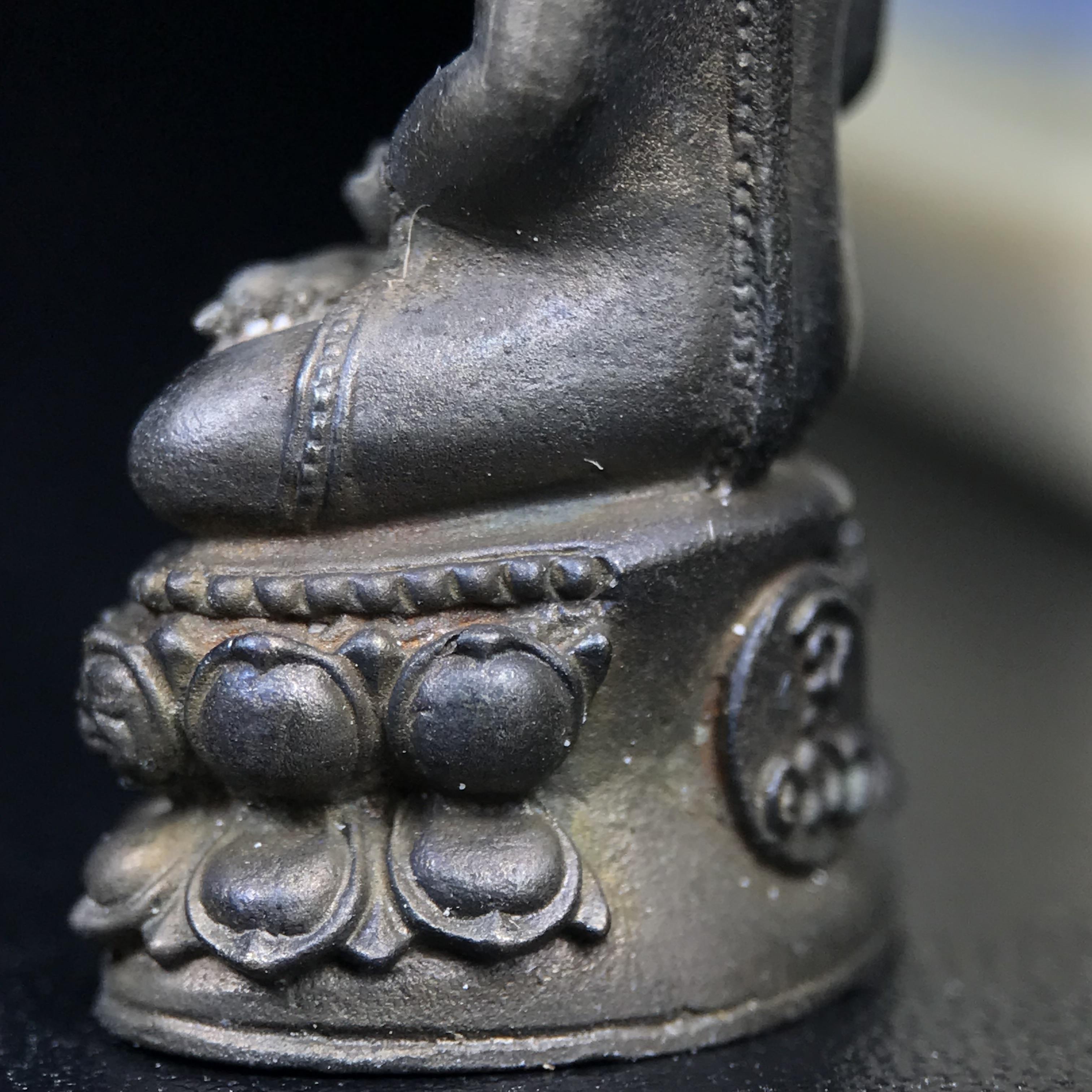 พระกริ่งพิชัยรังสี รุ่นแรก วัดป่าชัยรังสี จ.สมุทรสาคร ปี 2531 เนื้อนวโลหะ ออกแบบโดยนายช่างเกษม มงคลเจริญ ช่างมือหนึ่งแห่งยุค ปลุกเสกโดยพระเกจิอาจารย์ที่มีชื่อเสียงในยุคนั้นมาร่วมพิธีกันหลายรูป พุทธศิลป์ออกแบบได้สวยงดงาม พร้อมกล่องบรรจุเดิมครบ