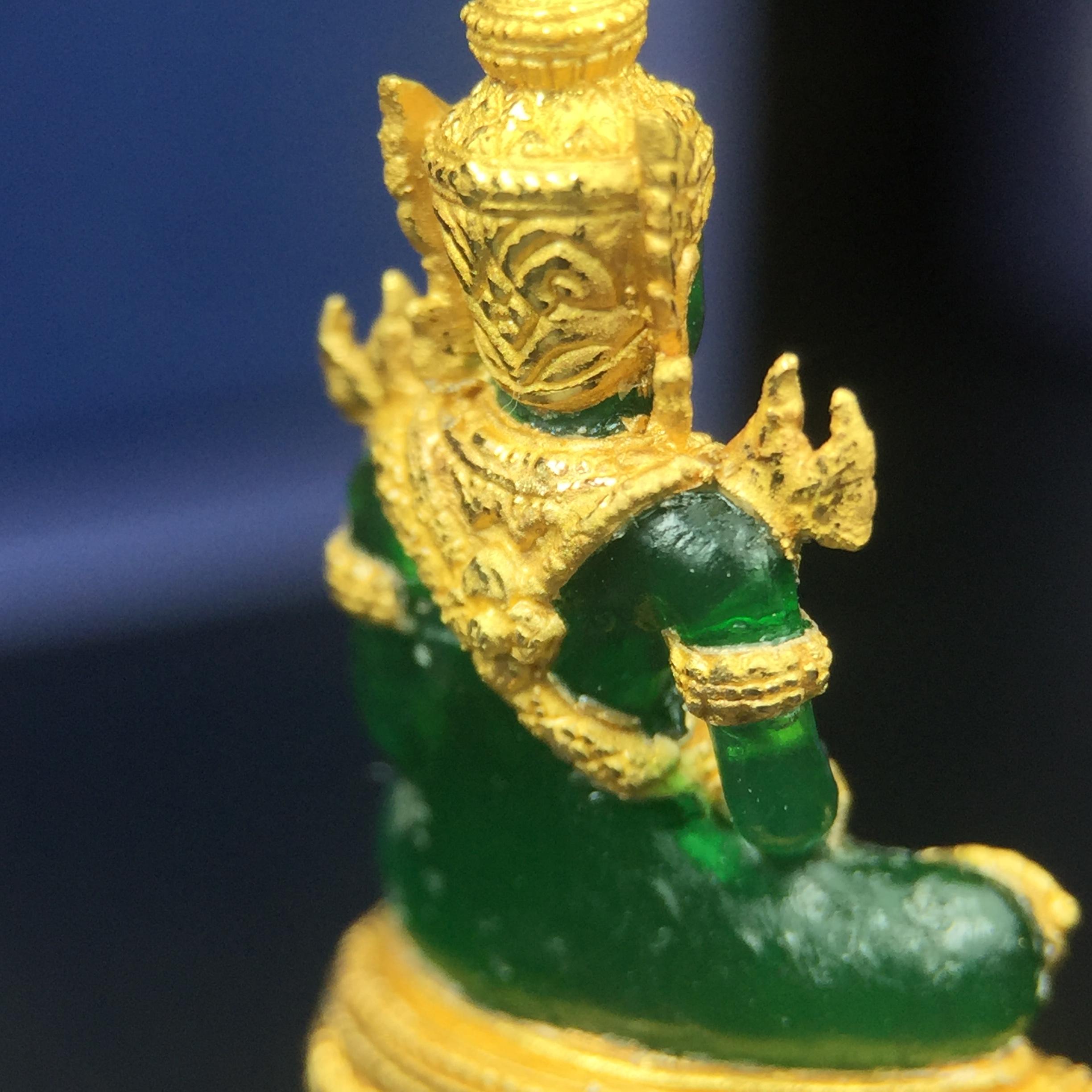 พระแก้วมรกต ภปร. จัดสร้างโดย รพ.ภูมิพลฯ ปี2547 ลอยองค์ขนาดหน้าตัก 1/2 นิ้ว เนื้อเรซิ่นหุ้มทองคำ99.99 งดงามทรงคุณค่าอีกหนึ่งรุ่นยอดนิยม หายาก