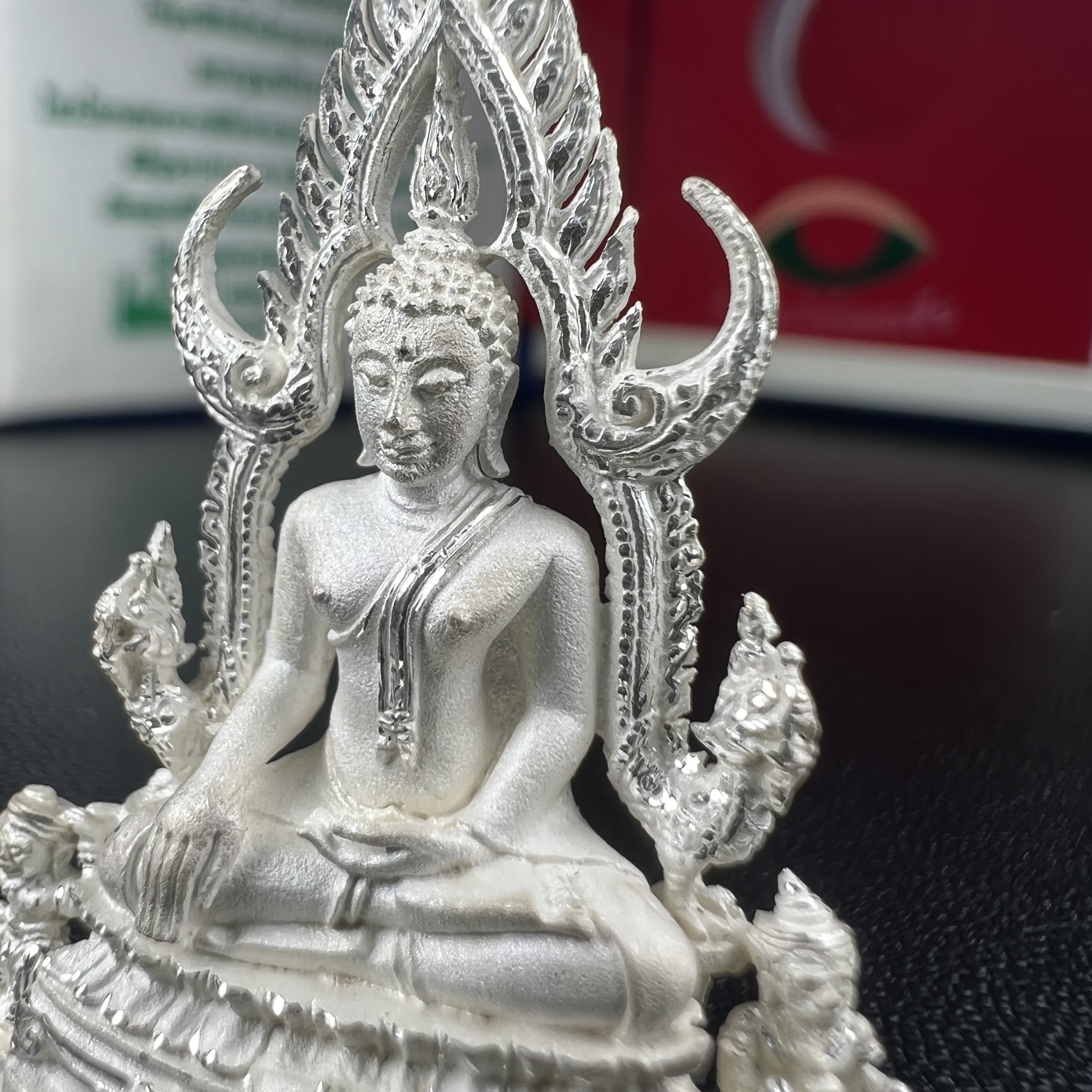 พระพุทธชินราช ภปร. ในวโรกาสพระราชพิธีมหามงคล เฉลิมพระชนมายุ6รอบ 5ธันวาคม2542 มูลนิธิพิทักษ์ดวงตาประชาชน จัดสร้าง เนื้อเงินแบบทรายนวลขัดเงาบางส่วน พิมพ์ใหญ่ ขนาดสูง 3.4 ซม. พร้อมกล่องบรรจุเดิม