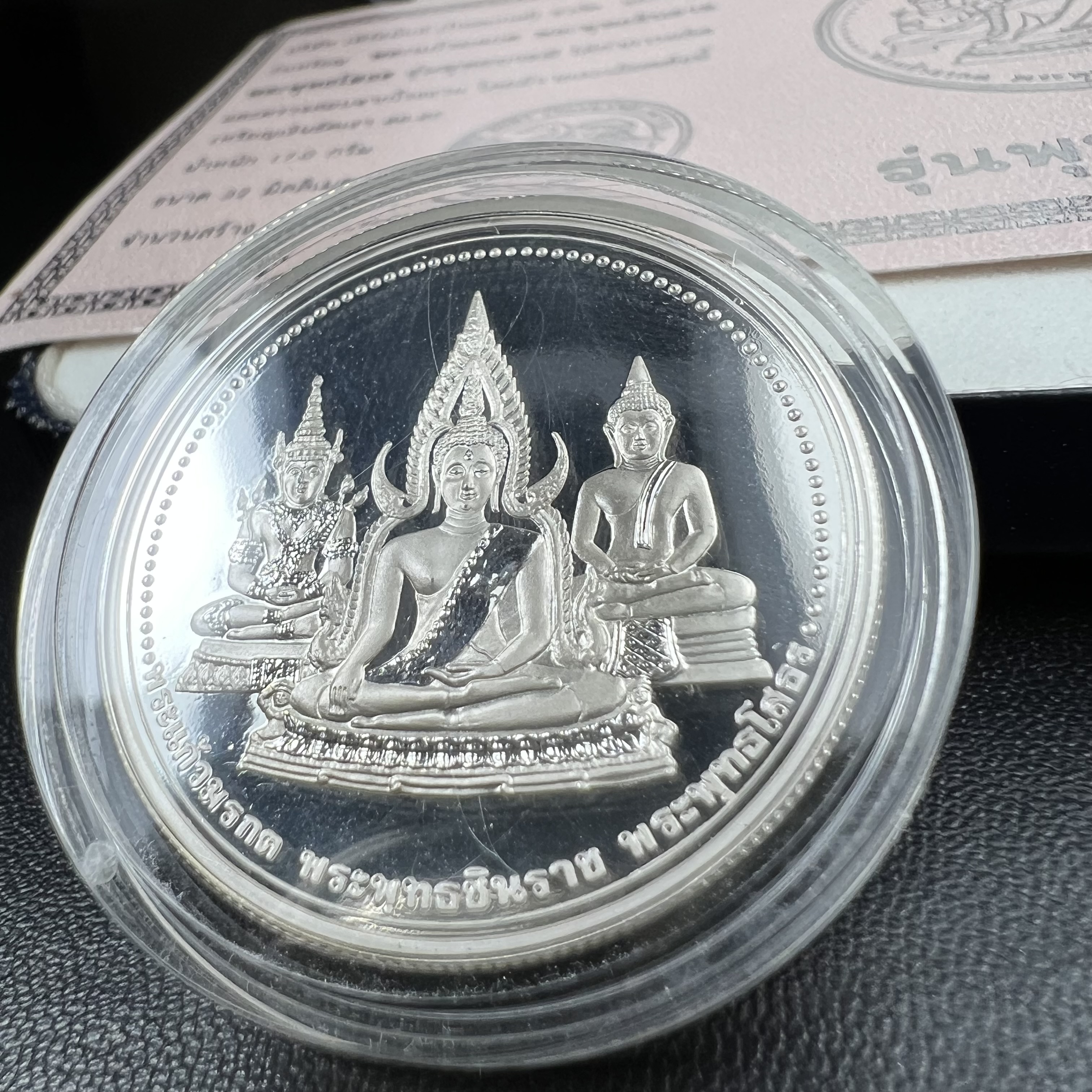 เหรียญพระแก้วมรกต พระพุทธชินราช พระพุทธโสธร รุ่นพุทธบารมี ปี 2540 เนื้อเงินขัดเงา 99.9% พร้อมกล่องและใบรับรองเดิม พิธีพุทธาภิเษก 2 พิธี มหามงคล (พระพุทธคู่บ้านคู่เมือง รูปแบบเหรียญสวยงดงามมาก พิธีใหญ่ เป็นที่นิยม)สร้างน้อยหายาก 1 ใน 500 เหรียญ