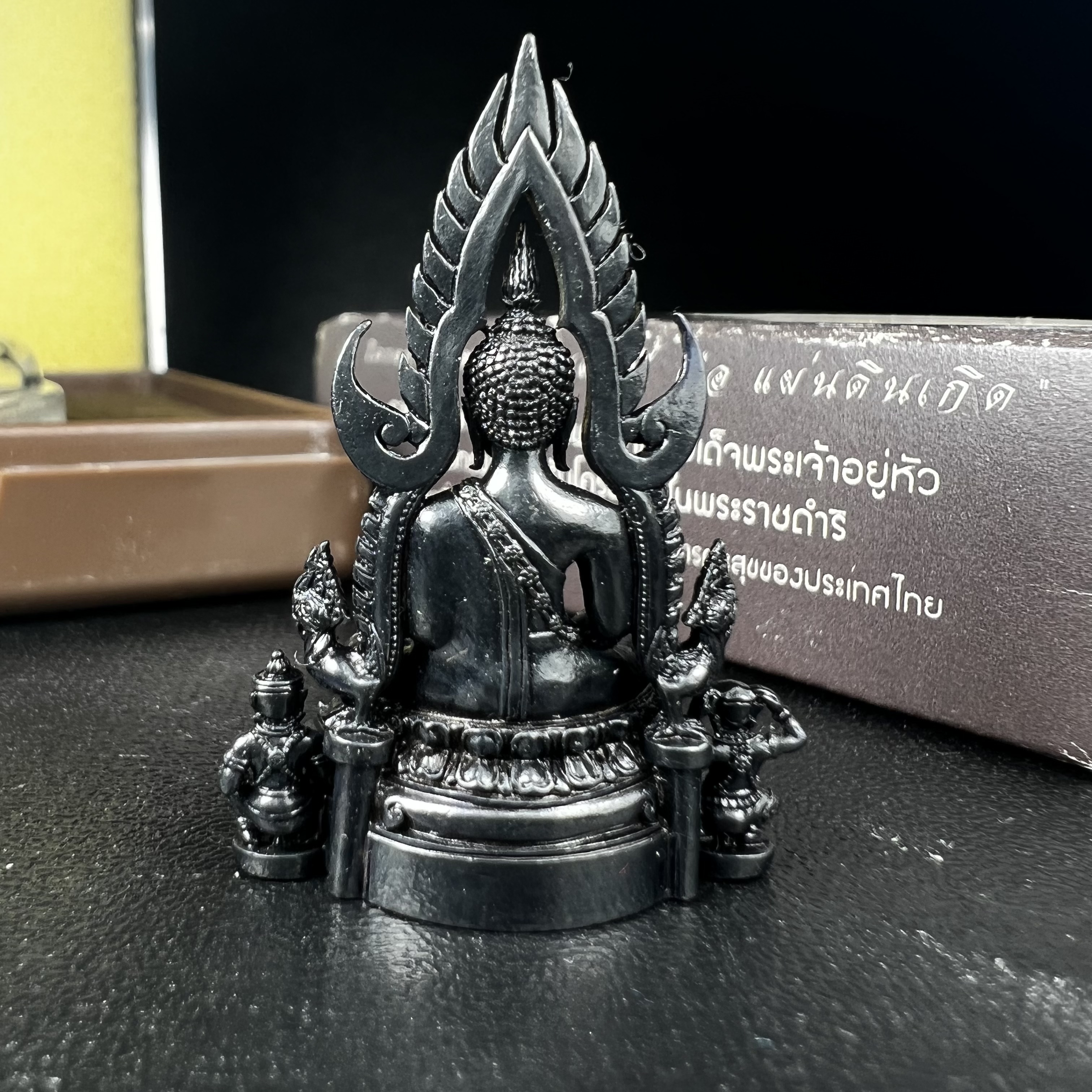 พระพุทธชินราช ภปร. โครงการ "เพราะแผ่นดินนี้ คือ แผ่นดินเกิด" ปี2548(รุ่นแรก) ลอยองค์ หน้าตัก 1/2 นิ้ว เนื้อเงินรมดำ(พุทธศิลป์จำลองเมื่อครั้งลอกทอง ครั้งที่3 เมื่อปี2547 ร้อยปีจะมีสักครั้ง "พระพุทธชินราชองค์ดำ")