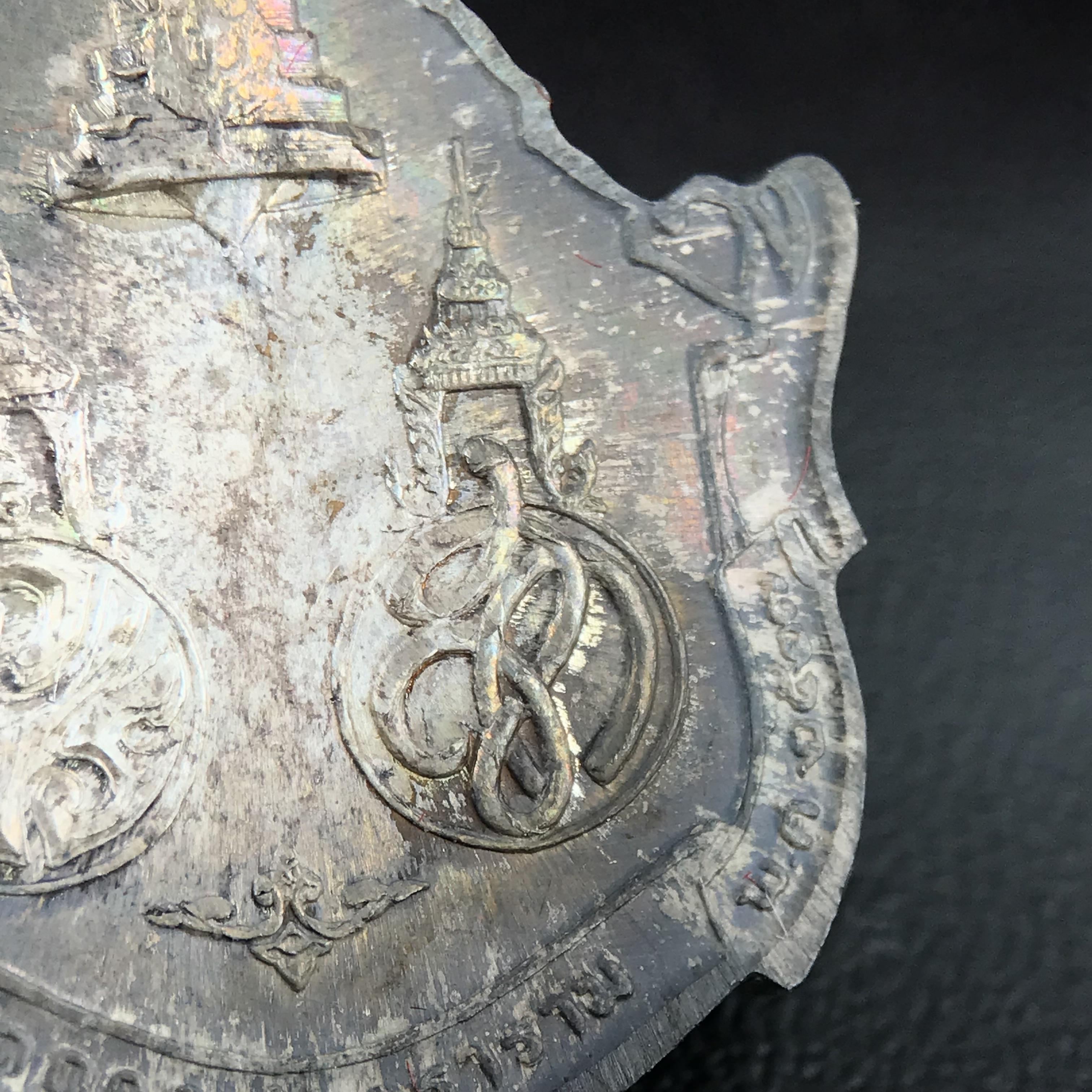 เหรียญพระพุทธญาณนเรศวร์ รุ่นแรก หลังพระปรมาภิไธย ภปร.และ สก.วัดญาณสังวราราม จ.ชลบุรี ปี 2527 เนื้อเงิน(ผิวเดิม ขึ้นรุ้งผิวน้ำทองกระจายทั่วเหรียญสวยมาก)ขนาด 2.3 x 3.8 ซม. พร้อมกล่องเดิม สมเด็จพระญาณสังวร ประธานในพิธีมหาพุทธาภิเษก(เนื้อเงินพบเจอน้อย หายาก)