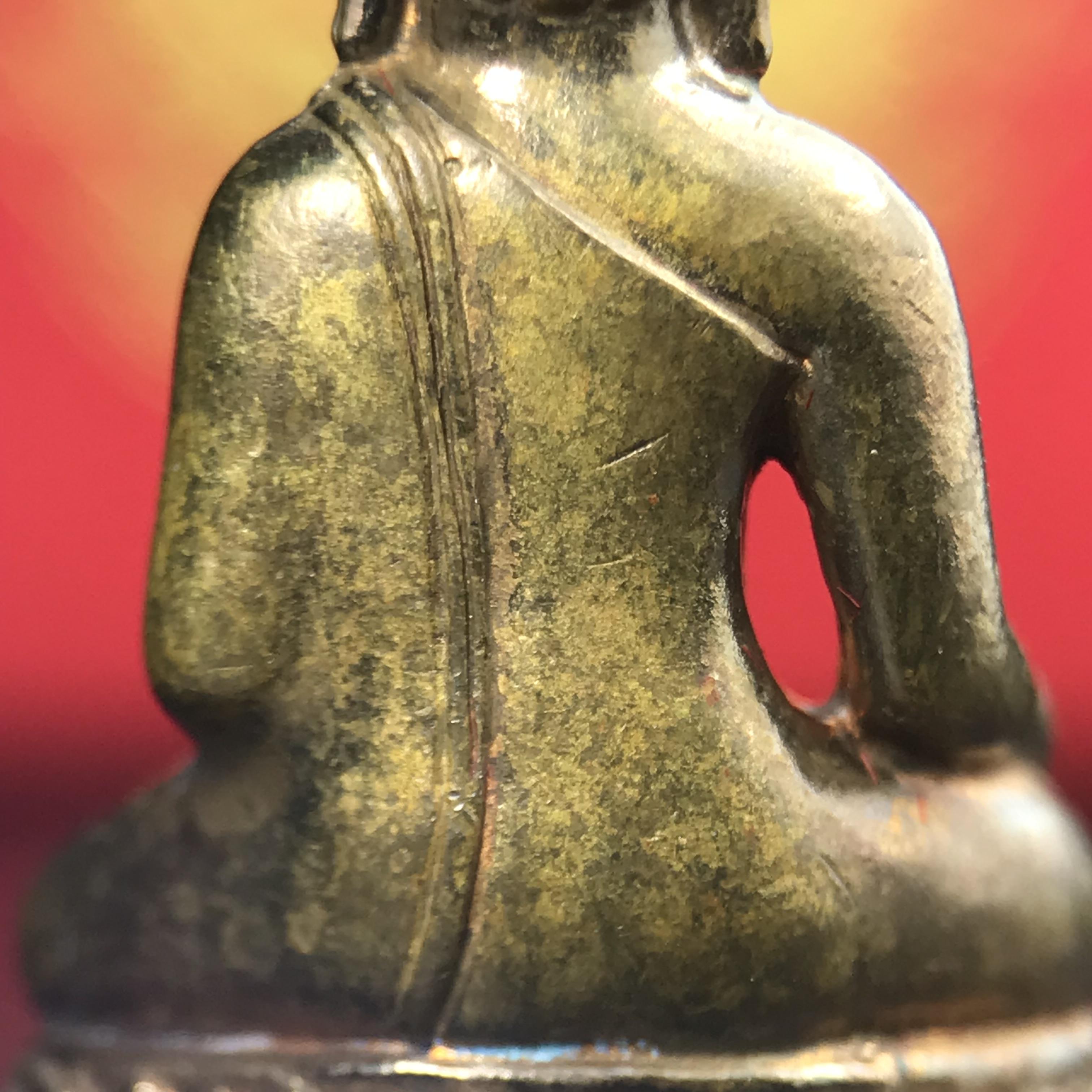 พระกริ่งไพรีพินาศ บรรจุเหล็กไหล ครั้งแรกและครั้งเดียวในประวัติศาสตร์ เฉลิมพระเกียรติ พระบาทสมเด็จพระเจ้าอยู่หัวรัชกาลที่9 พระชนมพรรษา 6 รอบ ปี2542 เนื้อสัมฤทธิ์(บรรจุเหล็กไหล)ดีนอก-ดีใน พิธีใหญ่ มวลสารเด่น(พิเศษกรรมการ ตอก 2 โค๊ต หมายเลข ๑๕๙๓)หายาก