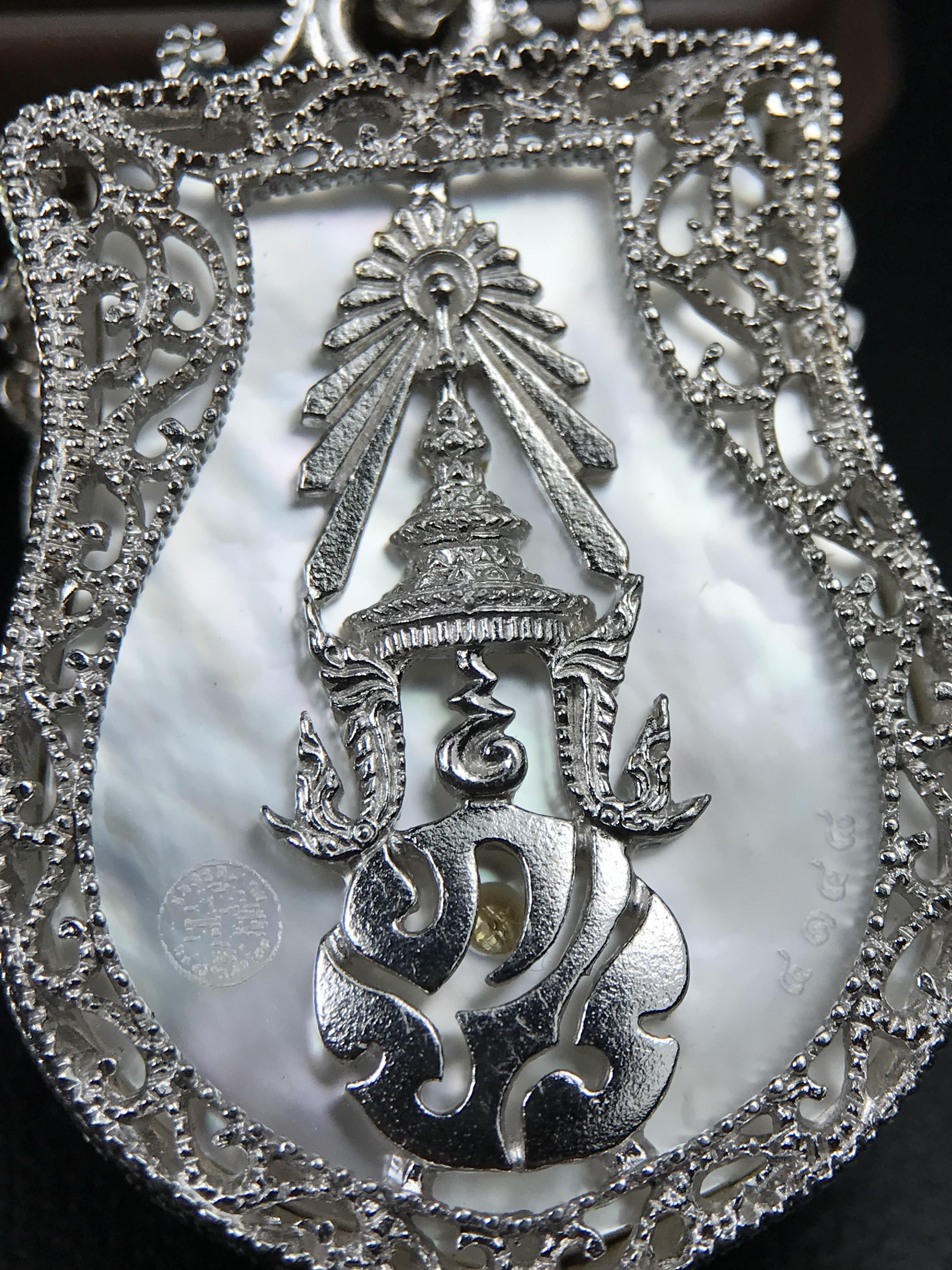 พระพุทธชินราช ภปร. โครงการ "เพราะแผ่นดินนี้ คือ แผ่นดินเกิด" ปี2548(รุ่นแรก) เหรียญทรงเสมา ขนาด 21 x 29 มม.เนื้อเงินสามกษัตริย์ องค์พระชุบสามกษัตริย์ ล้อมด้วยกรอบเงินชุบทองคำขาวสลักเสลาเป็นลวดลายละเอียดอ่อน ส่วนพื้นองค์พระเป็นเปลือกหอยมุขงดงาม