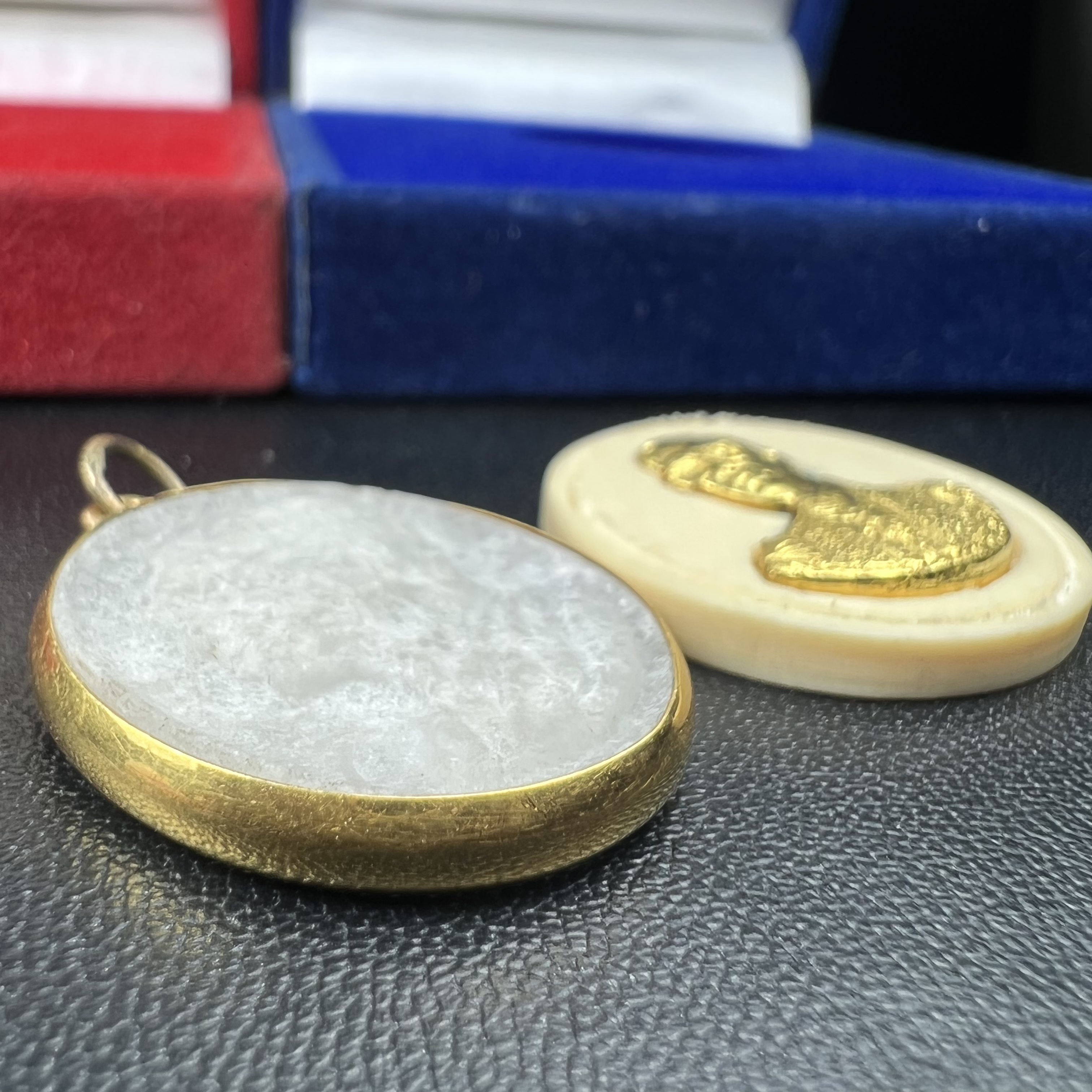 พระบรมฉายาลักษณ์ ร.9 เหรียญหยกรูปไข่เลี่ยมทองคำแท้(งานเลี่ยมเดิมจากผู้จัดสร้าง)+พระบรมฉายาลักษณ์ เหรียญคชสารหมื่นปี ร.9 หน้ากากทองคำ เฉลิมพระเกียรติ 72 พรรษา ภูมิพลมหาราช ปี 2542(1ชุด2องค์)(อีกหนึ่งวัตถุมงคลที่ระลึกของพระองค์ท่านที่พบเจอหายากมากในปัจุบัน)