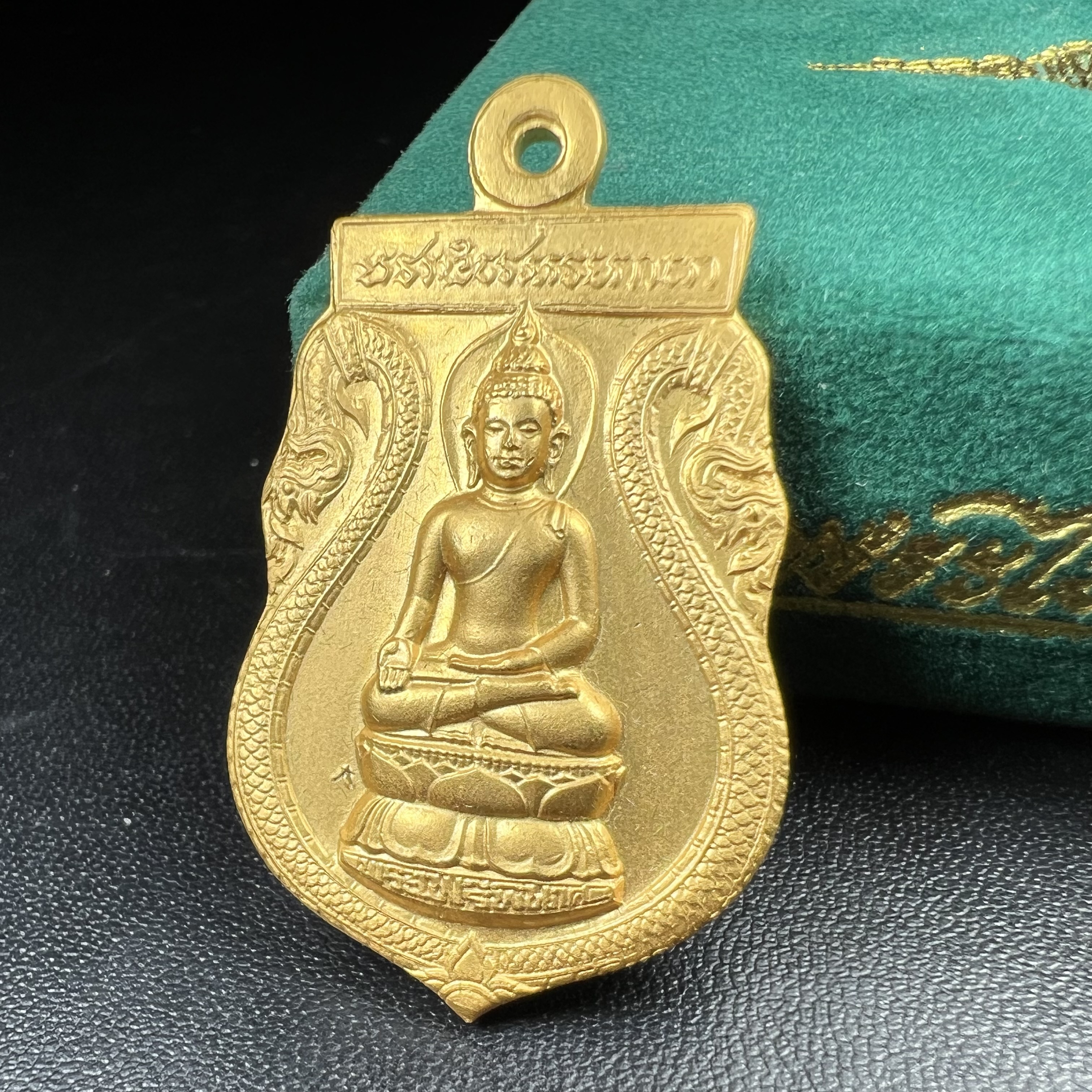 เหรียญพระไพรีพินาศ ศูนย์จริยศึกษา สธ. สมเด็จพระเทพรัตนราชสุดาฯ สยามบรมราชกุมารี เสด็จพระราชดำเนินทรงประกอบพิธีพุทธาภิเษก ณ พระอุโบสถวัดพระศรีรัตนศาสดาราม วันที่ 27 มีนาคม 2540 เนื้อฝาบาตรกะไหล่ทอง พร้อมกล่องบรรจุเดิม