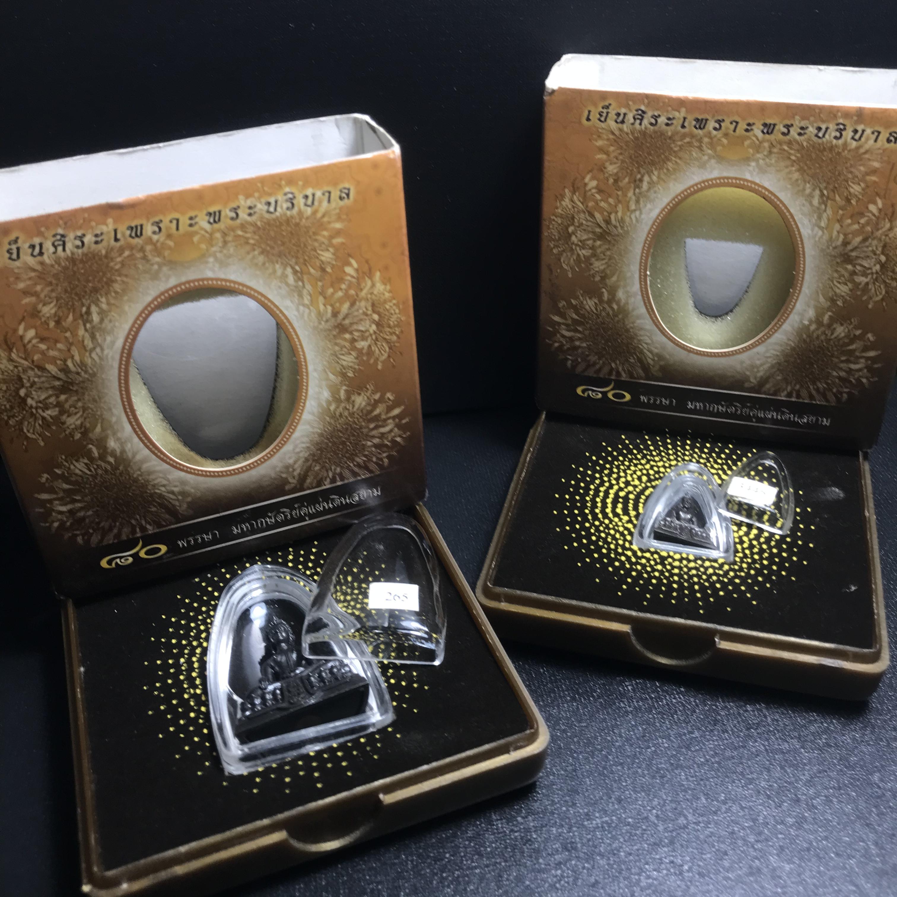 พระพุทธรูปคุ้มเกล้า ภปร. มหามงคล 80พรรษา “รุ่นเย็นศิระเพราะพระบริบาล 80พรรษา มหากษัตริย์คู่แผ่นดินสยาม” เนื้อนวโลหะรมดำ (พิมพ์ใหญ่ ขนาด 18*35 มม.+พิมพ์เล็ก ขนาด 10*21 มม.)