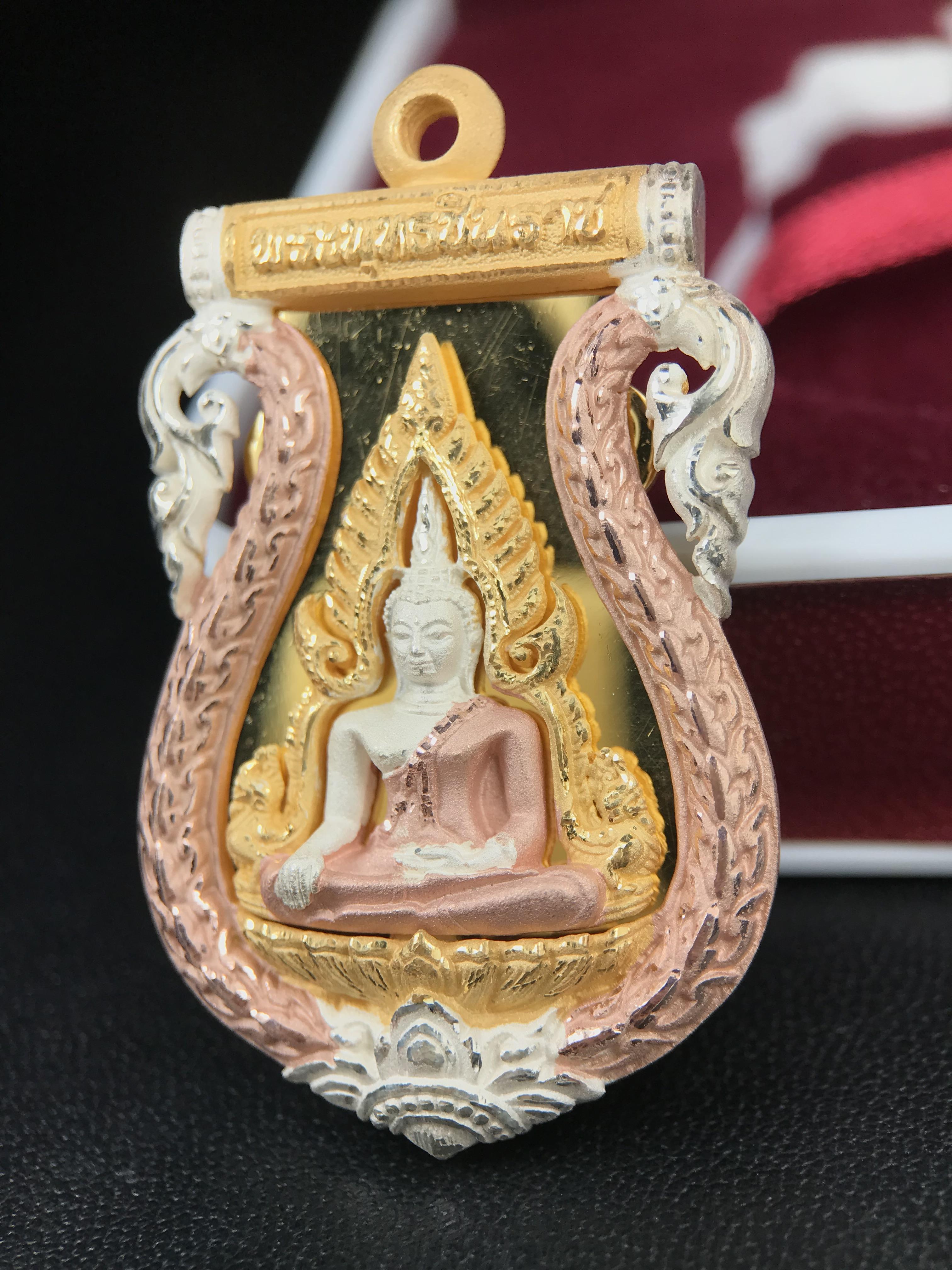 พระพุทธชินราช รุ่น ประวัติศาสตร์ มูลนิธิเพื่อตำรวจไทยจัดสร้าง ปี 2562 เนื้อเงินชุบสามกษัตริย์ขัดเงา พิมพ์เหรียญเสมาฉลุลาย พระพุทธชินราช อินโดจีน(ขนาดสูง 3.7ซม.(ไม่รวมห่วง))(สภาพสวยซีนซองเดิม กล่องบรรจุเดิมครบสมบูรณ์)(องค์หมายเลข 20)(1 ใน 999 เหรียญ)หายาก