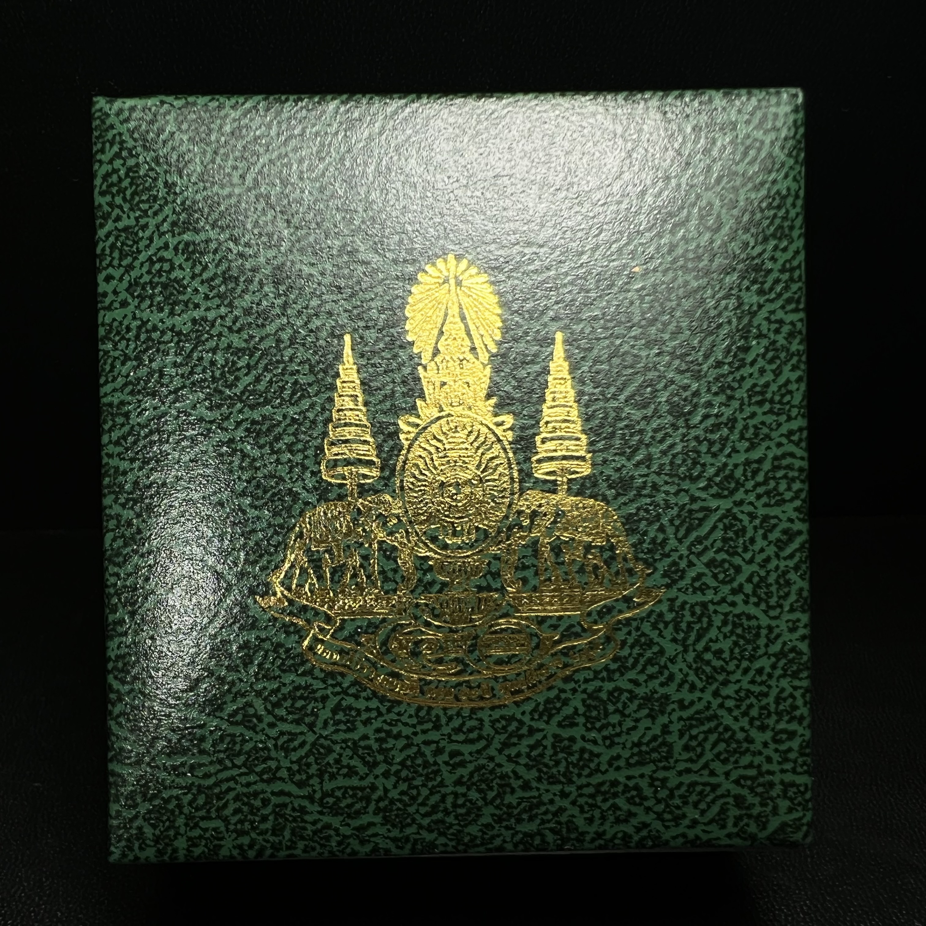 พระพุทธโสธร ภปร. รุ่นย้อนยุค สร้างพระอุโบสถ สมาคมชาวฉะเชิงเทรา จัดสร้าง ปี 2539 วโรกาสครองสิริราชสมบัติครบ 50 ปี เนื้อเงินทรายนวลขัดเงาบางส่วน พร้อมกล่องบรรจุและใบรับรองเดิม