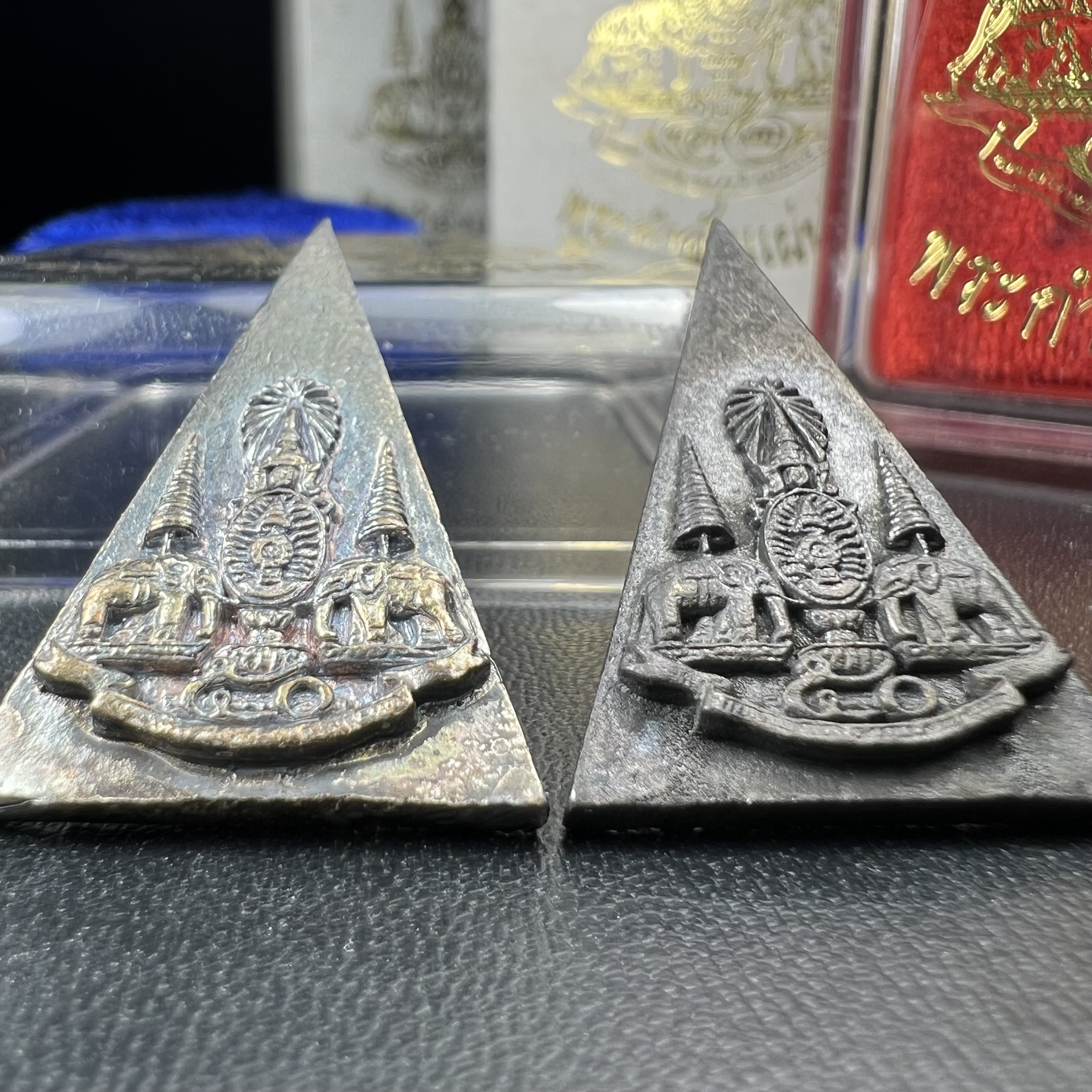 พระกำลังแผ่นดิน (สมเด็จจิตรลดา2) จัดสร้างเฉลิมพระเกียรติ ร.9 ครองราชย์ 50 ปี 2539 เนื้อเงิน(ผิวเดิมกลับดำ รุ้งๆสวย)+เนื้อนวโลหะ(สร้างน้อยหายาก)พร้อมกล่องบรรจุเดิมครบสมบูรณ์(1ใน2539องค์)