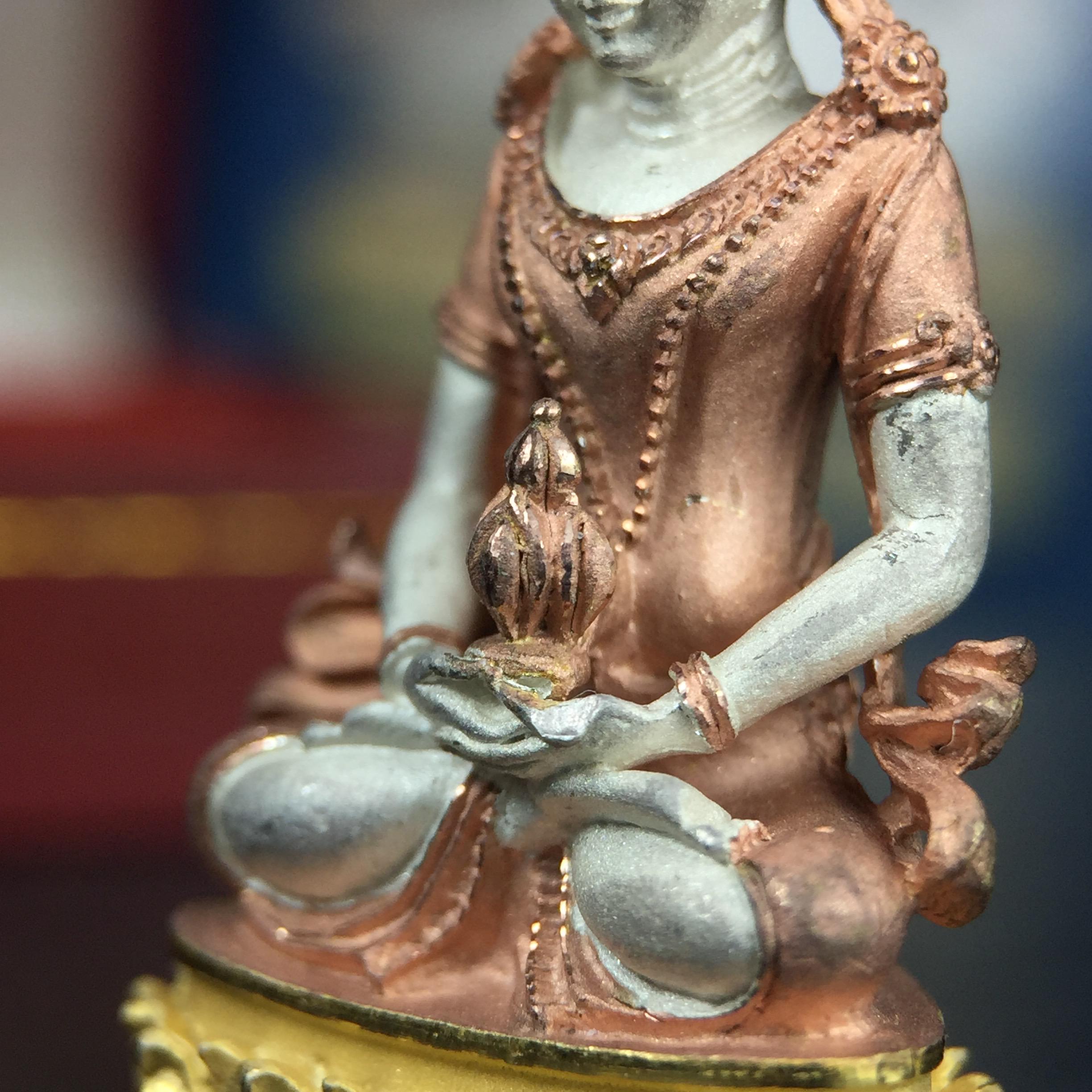 พระกริ่งอวโลกิเตศวร ( เจ้าแม่กวนอิม ) วัดโพธิ์แมนคุณาราม เนื้อเงิน 3 กษัตริย์ พ่นทราย รุ่นอุดมโภคทรัพย์ พ.ศ.2539(ผิวสวยเดิมพร้อมกล่องบรรจุการ์ดใบรับรองเดิมครบ) (อีกหนึ่งรุ่นยอดนิยม พุทธศิลป์สวยงดงาม)