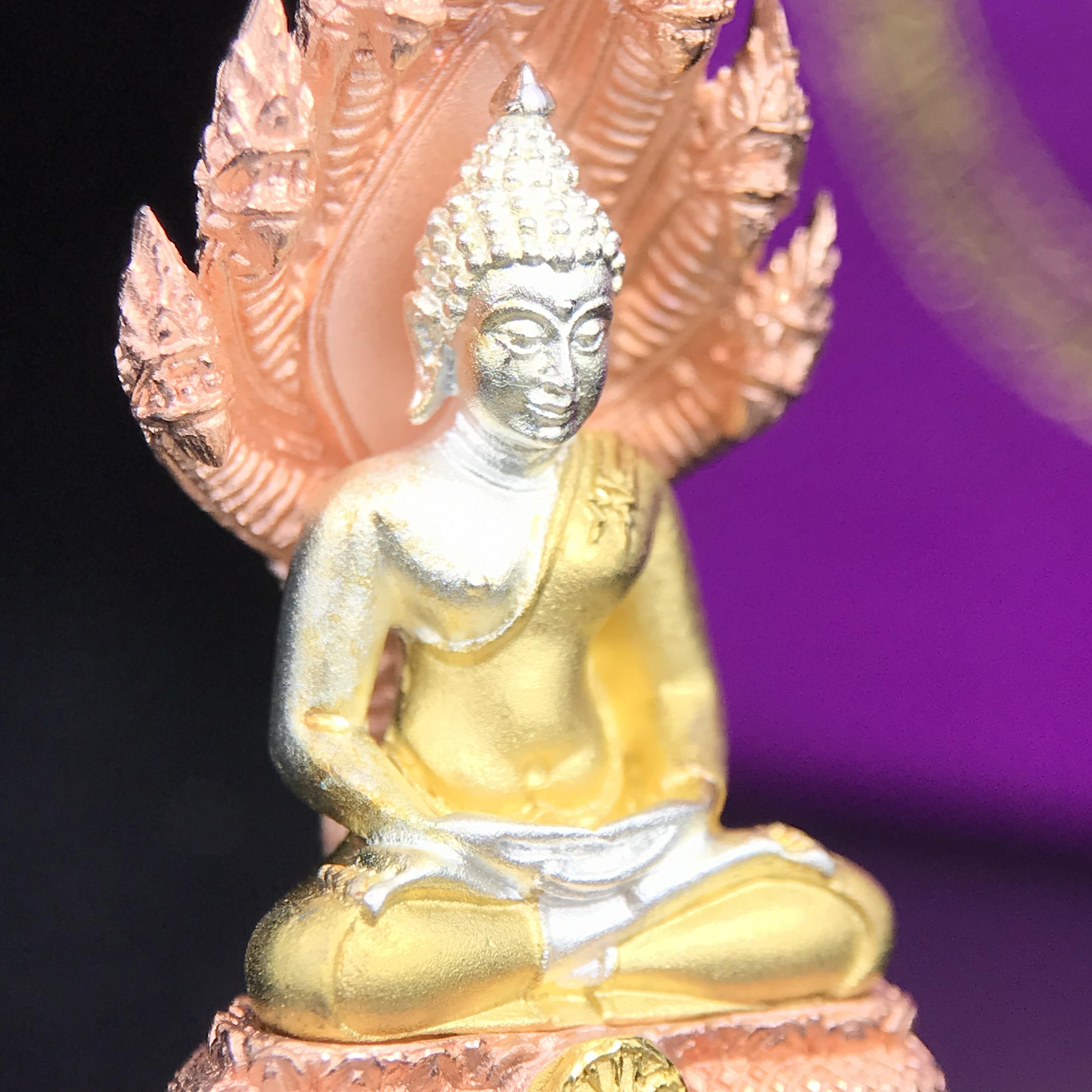 พระนาคปรก สธ. รุ่นสร้างพระอุโบสถเฉลิมพระเกียรติ 4 รอบ 84 พรรษา สมเด็จพระเทพรัตนราชสุดาฯ วัดบวรนิเวศวิหาร ปี 2543 พิมพ์ใหญ่ เนื้อเงินบริสุทธิ์ ชุบสามกษัตริย์แบบพ่นทรายขัดเงาบางส่วน(สภาพ สวย )พิธีใหญ่ พุทธศิลป์งดงาม หายาก (1 ใน 1999 องค์)