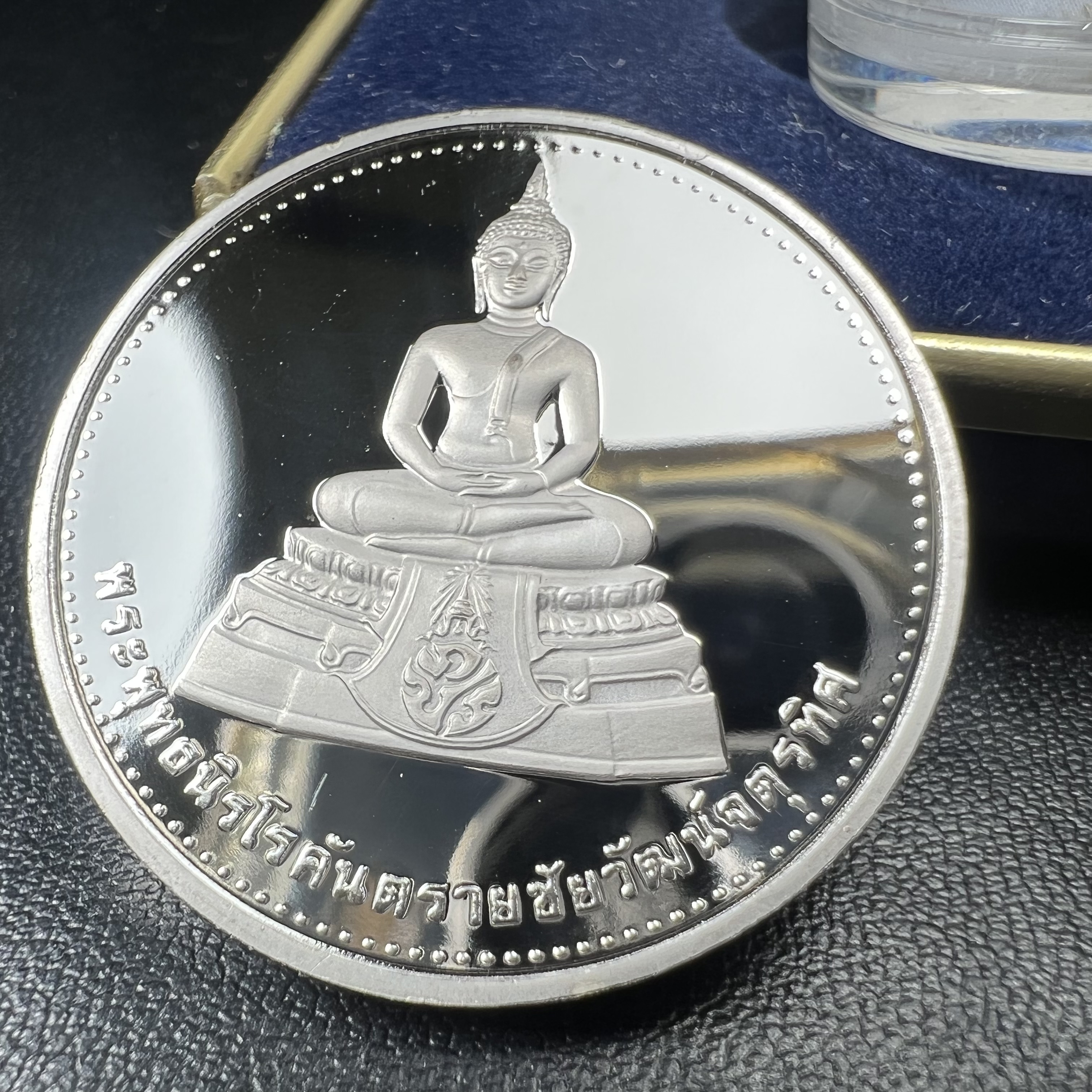 เหรียญพระพุทธนิรโรคันตรายชัยวัฒน์จตุรทิศ ภปร. วัดมงคลชัยพัฒนา จ.สระบุรี ปี2539 จัดสร้างโดย มูลนิธิชัยพัฒนา เนื้อเงินขัดเงา พิมพ์ใหญ่ ขนาด 3 ซม.มหาพุทธาภิเษก ณ.วัดพระศรีรัตนศาสดาราม(วัดพระแก้ว)ในพระบรมมหาราชวัง พ.ศ.2539พร้อมกล่องบรรจุเดิม สภาพสวย