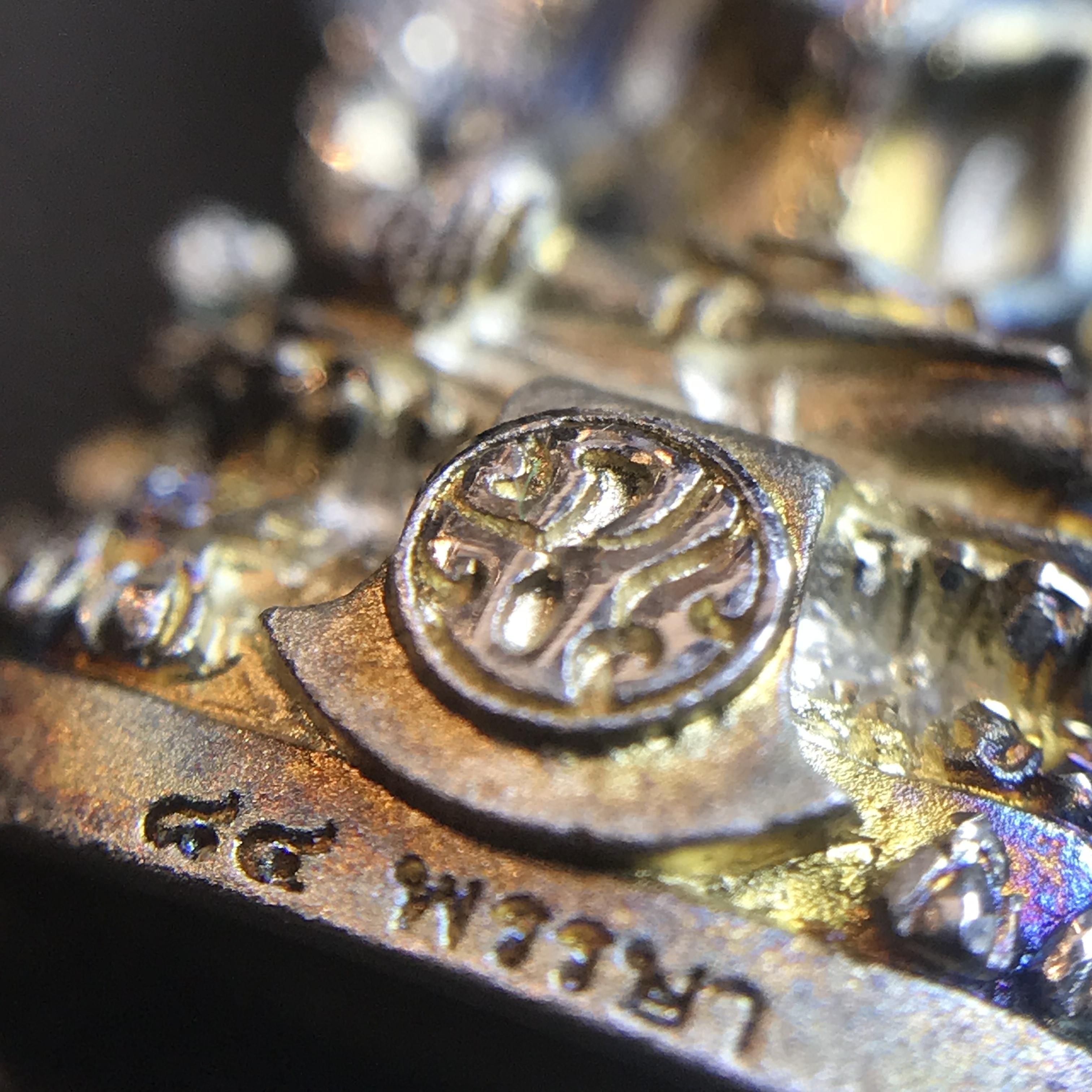 พระพุทธชินราช(จำลอง) ภปร 84 พรรษา เนื้อเงินชุบทองคำขาว พิมพ์เล็กขนาดหน้าตัก 1/4 นิ้ว สภาพผิวเดิมขึ้นผิวรุ้งสวยงาม