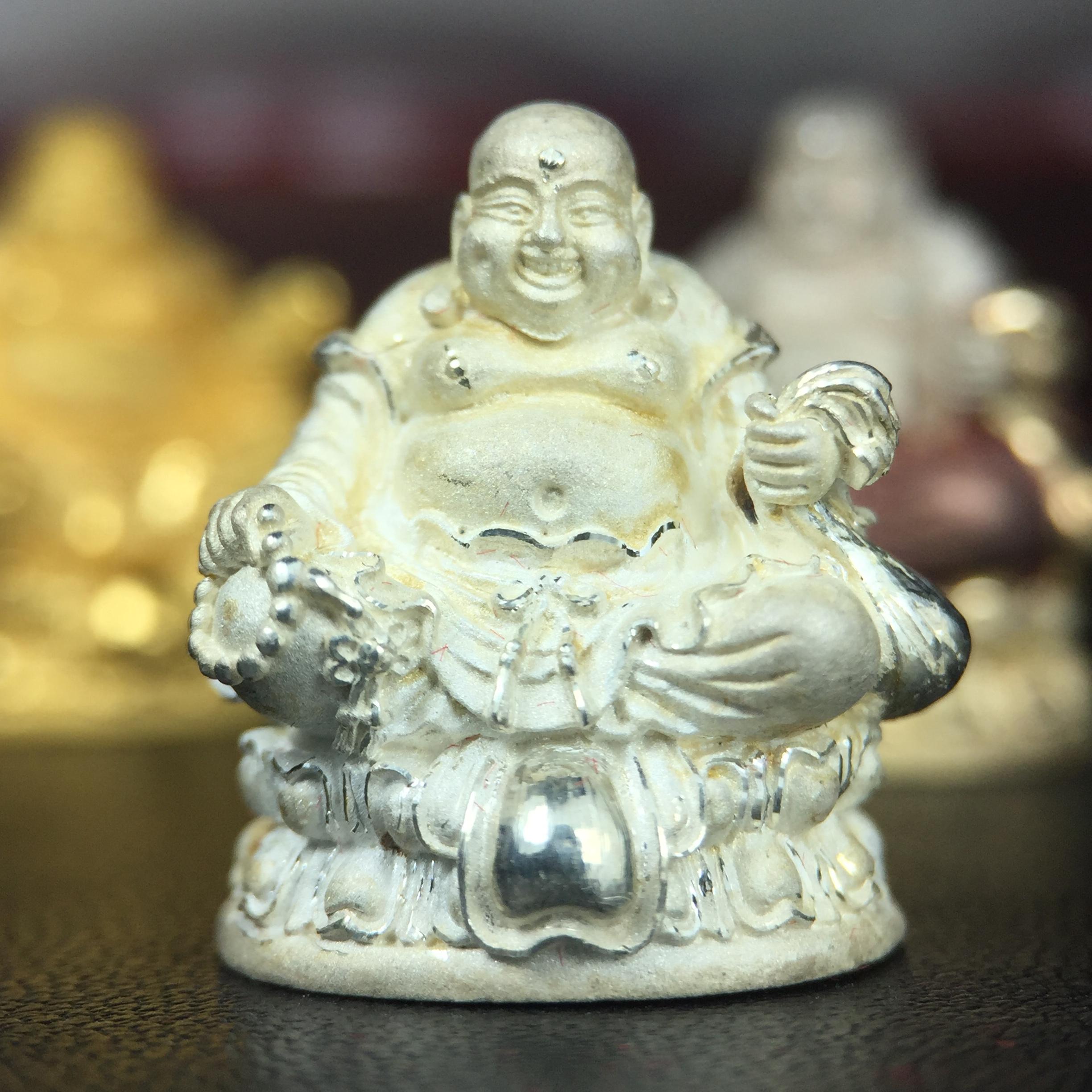 รูปหล่อลอยองค์ พระศรีอริยะเมตตรัยโพธิสัตว์(พระสังกัจจายน์)ชุดทองคำ(เนื้อทองคำ(15.44 กรัม)+เนื้อเงินสามกษัตริย์+เนื้อเงิน) โครงการสร้าง พระศรีอริยะเมตตรัยมหาโพธิสัตว์ น้อมถวายพระบาทสมเด็จพระเจ้าอยู่หัว ทรงครองศิริราชสมบัติครบ 50 ปี วัดโพธิ์แมนคุณาราม