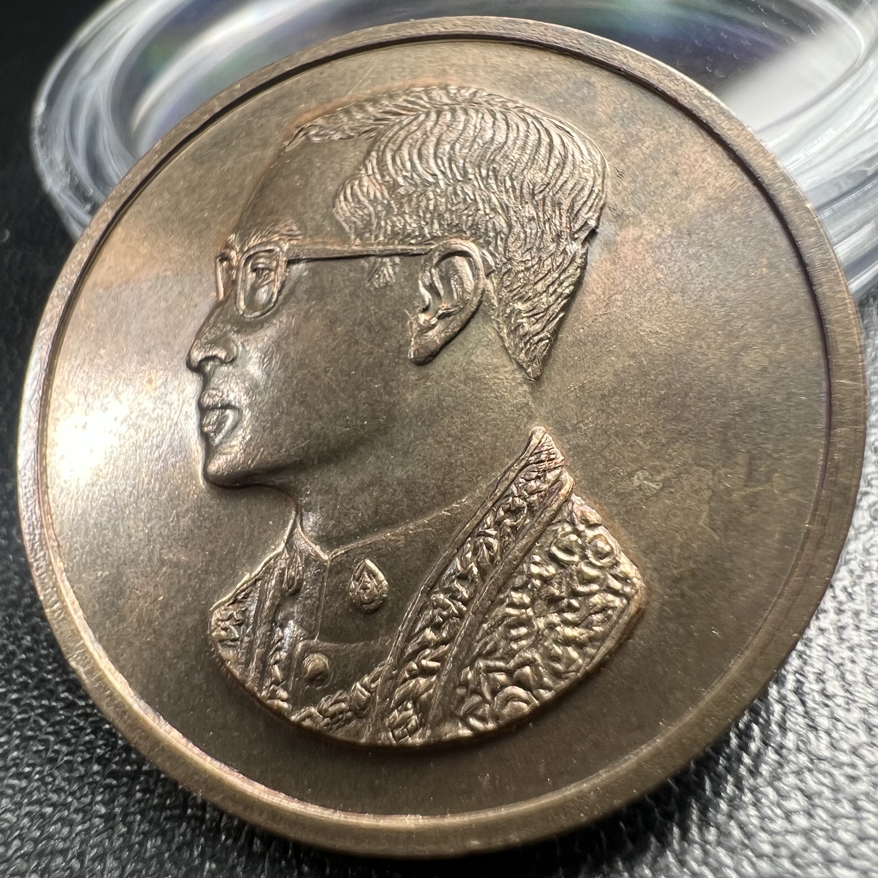 เหรียญพระบรมรูปคุ้มเกล้า รพ.ภูมิพล ปี2522 เนื้อนวโลหะ คัดสภาพสวย(ในหลวงรัชกาลที่9 ทรงจุดไฟพระฤกษ์และเททอง พิธีใหญ่)ยอดนิยม