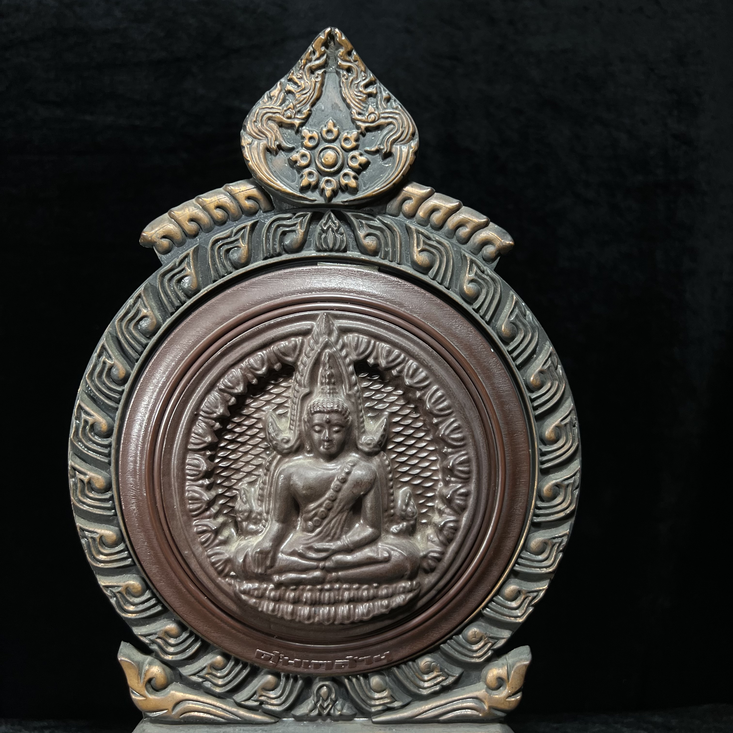 แผ่นโล่พระพิมพ์พระพุทธชินราชขนาดบูชา(กรรมการ) จำลองในแบบคล้ายนวโลหะเนื้อรีจิท พร้อมฐานโลหะกรอบซุ้มลายกนก ขนาดบูชาสูง13*8.5 นิ้ว วัตถุมงคลคุ้มเกล้าฯ มหามงคล รัชกาลที่ 9 จัดสร้างปี 2527 พิธีใหญ่ ยอดนิยมหายาก(พบเจอน้อยมาก)