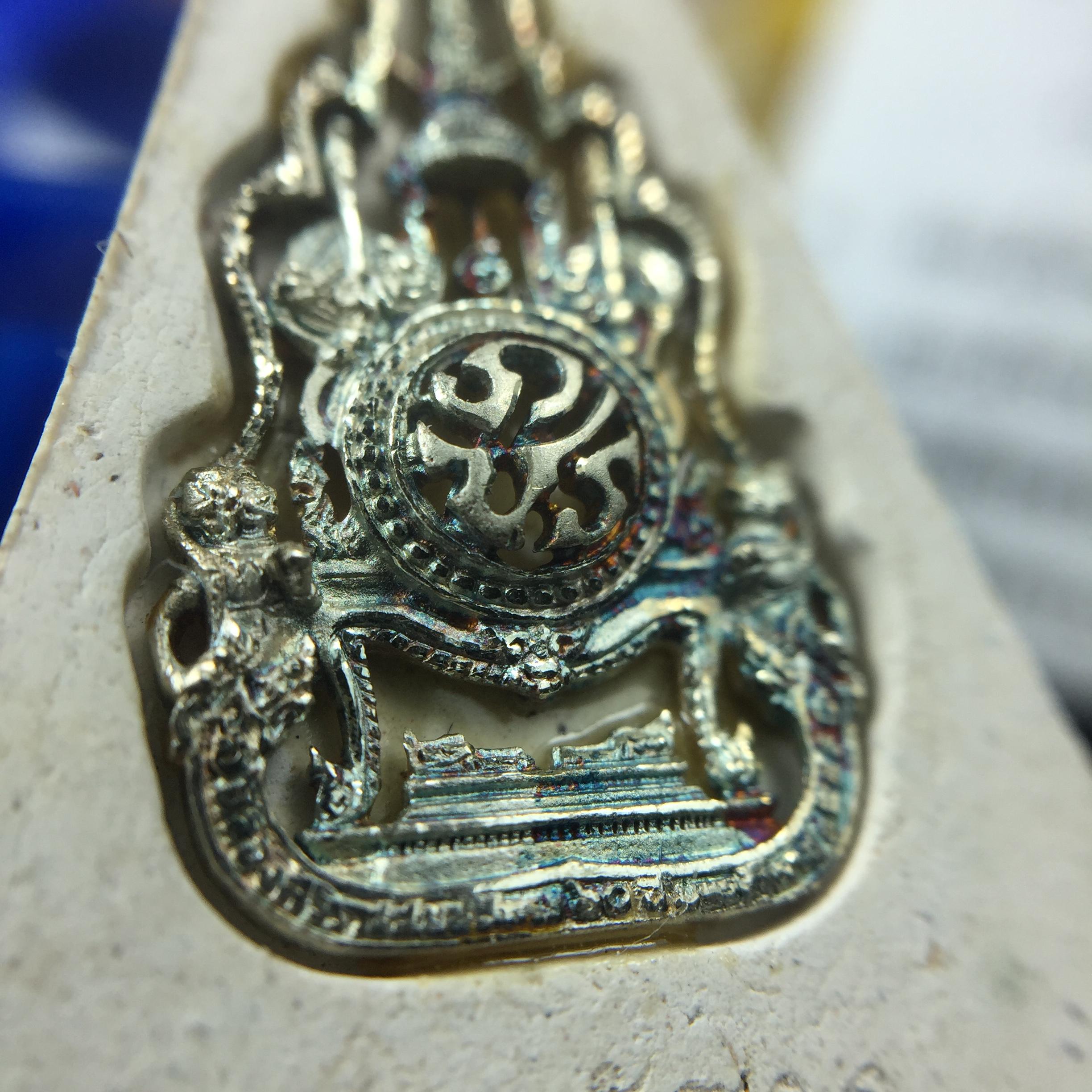 พระแก้วมรกต(จำลอง)ทรงเครื่องฤดูร้อน พระผงบูชา ด้านหน้าปิดทอง ด้านหลังตราฉลองสิริราชสมบัติครบ 60ปี เนื้อเงินขึ้นสีรุ้งธรรมชาติสร้างสรรค์งดงาม(รุ่นนี้ได้พระราชทานเส้นพระเจ้า(เส้นผม)รัชกาลที่9ในการจัดสร้าง)***องค์นี้พิเศษมองเห็นเส้นผมติดอยู่ด้านหลังชัดเจน***