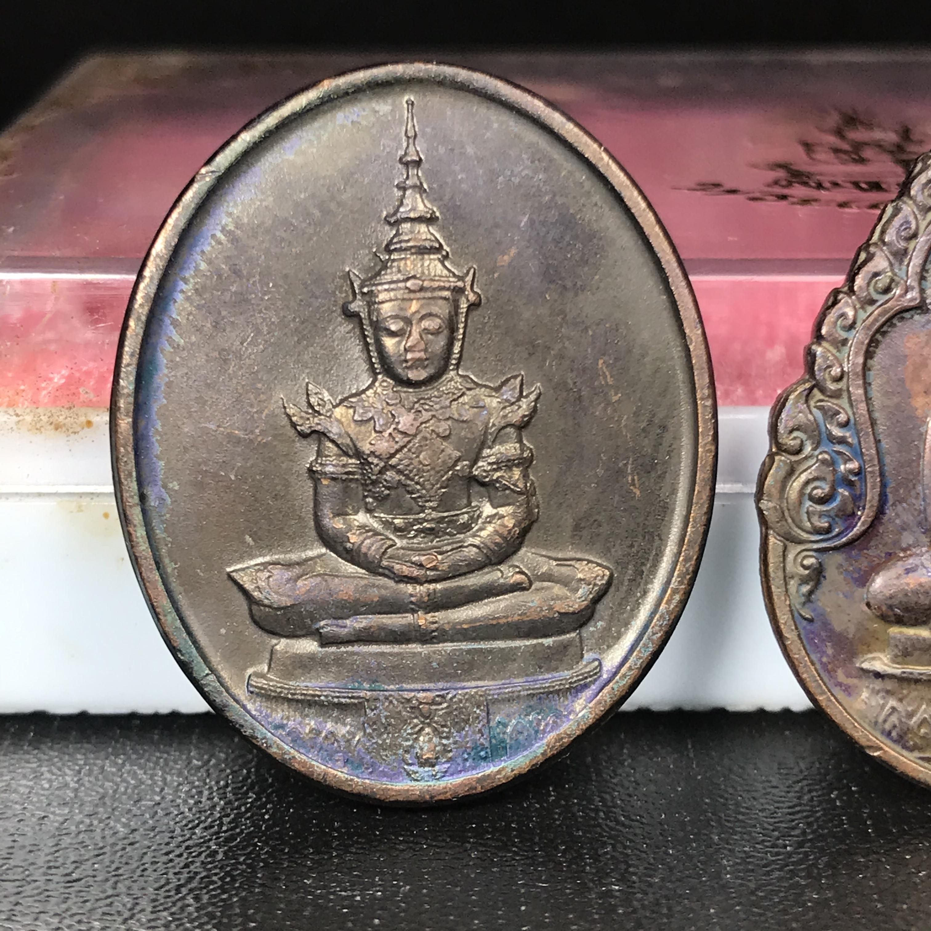 เหรียญพระแก้วมรกตหลัง ภปร ฉลองกรุงรัตนโกสินทร์ครบ 200 ปี พ.ศ.2525 เนื้อทองแดง(ผิวเดิมขึ้นสีรุ้งสวยงาม)กล่องบรรจุเดิมครบ3พิมพ์(บล็อกพระราชศรัธา)(ในหลวงรัชกาลที่9 เสด็จในพิธี)