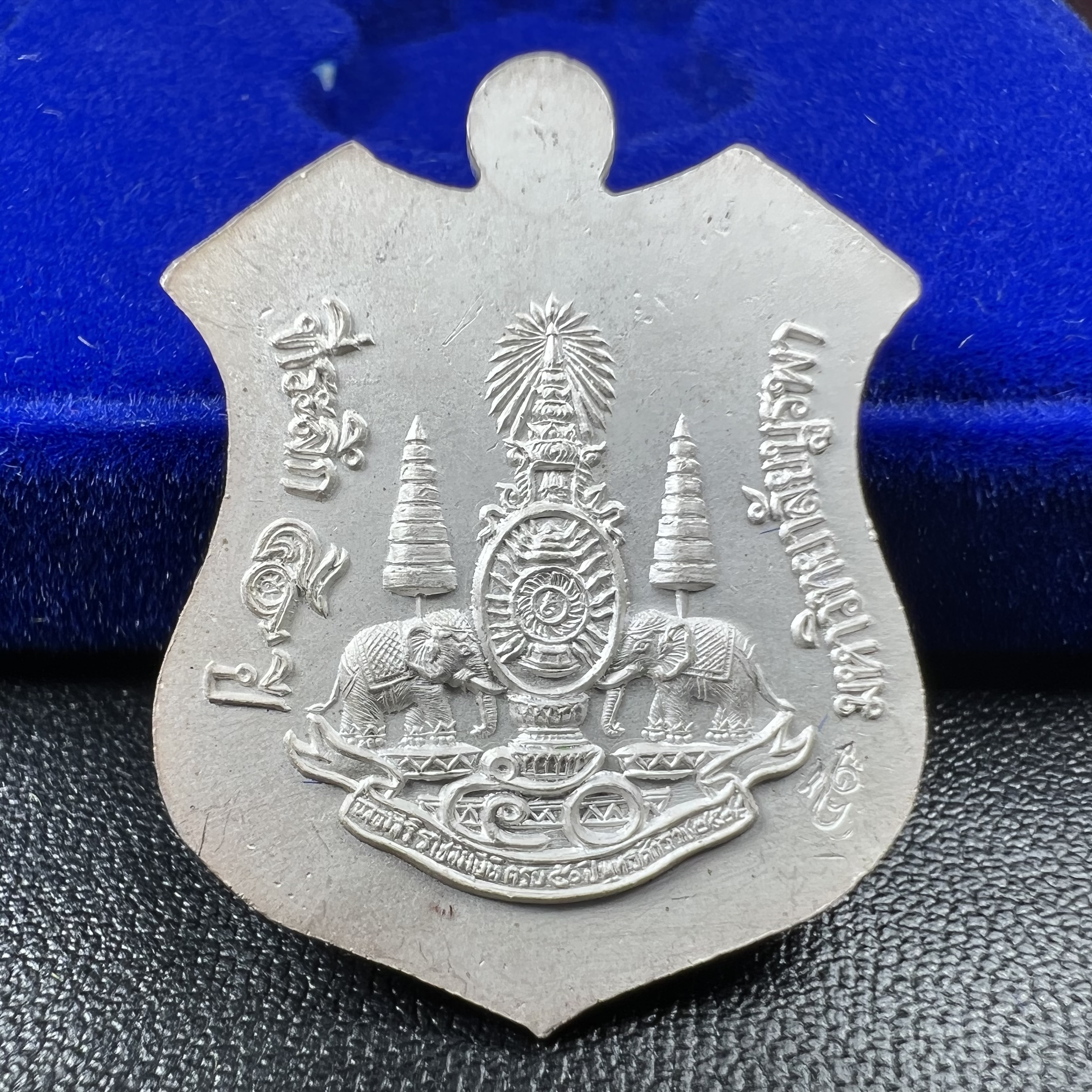 เหรียญหลวงพ่อโสธร ภปร. รุ่นกาญจนาภิเษก จัดสร้างในมงคลวโรกาสที่พระบาทสมเด็จพระเจ้าอยู่หัวรัชกาลที่9 เสด็จเถลิงถวัลย์สิริราชสมบัติ ครบ 50 ปี ในพุทธศักราช 2539 เนื้อเงินลงยา(สีแดง สีเหลือง สีน้ำเงิน สีเขียว)ครบชุดรวม 4 เหรียญ(พิธีใหญ่เข้มขลัง)1 ใน 9950 ชุด